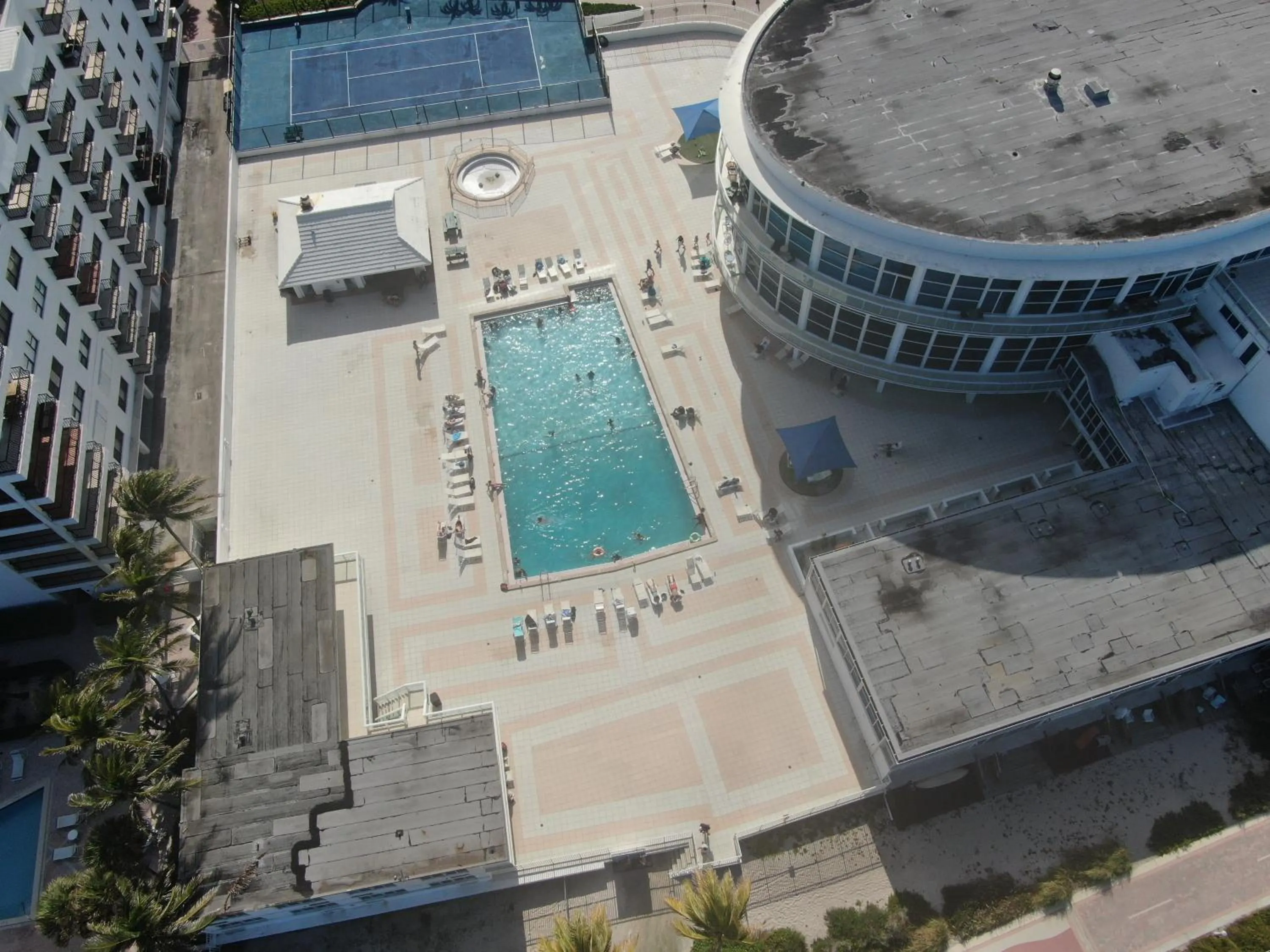 Swimming pool in New Point Miami Beach Apartments