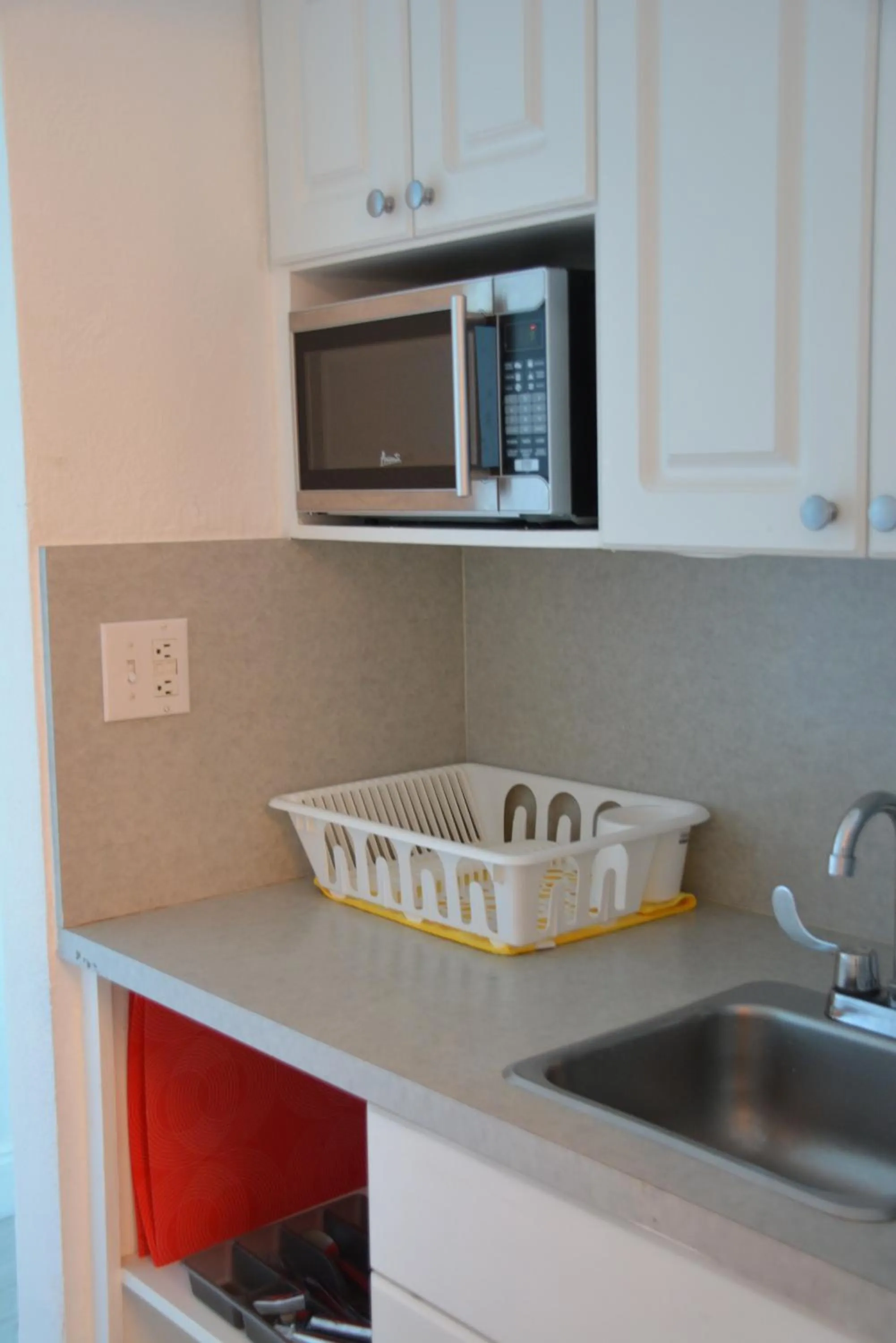 Kitchen or kitchenette in New Point Miami Beach Apartments