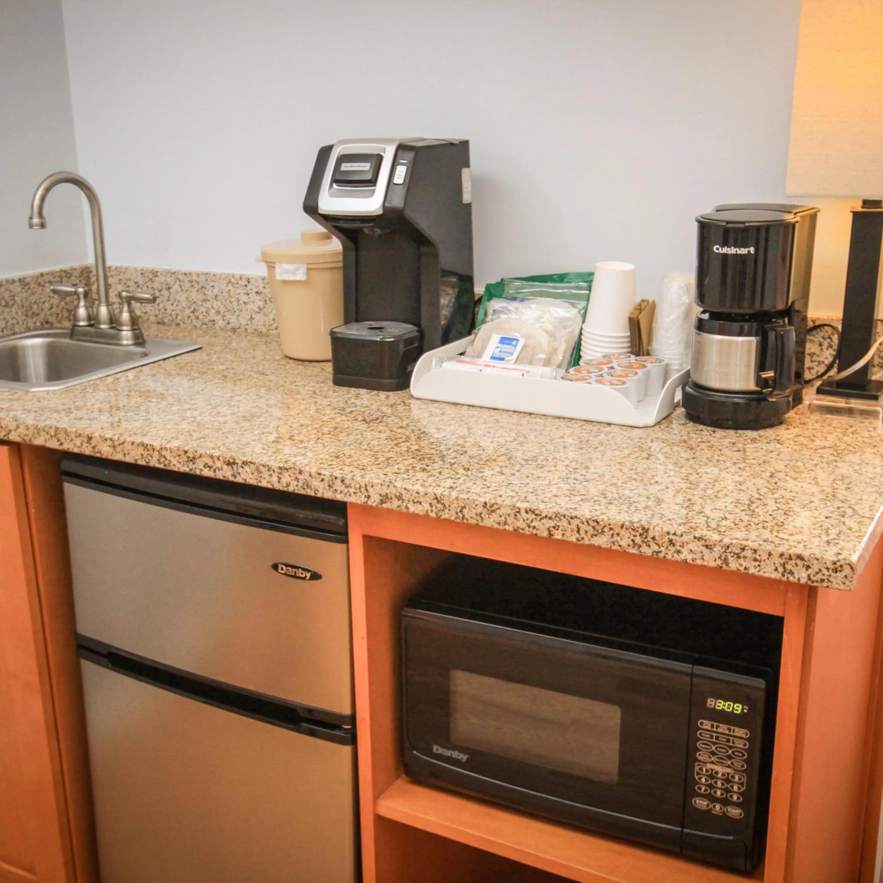 Kitchen or kitchenette in Island House Hotel
