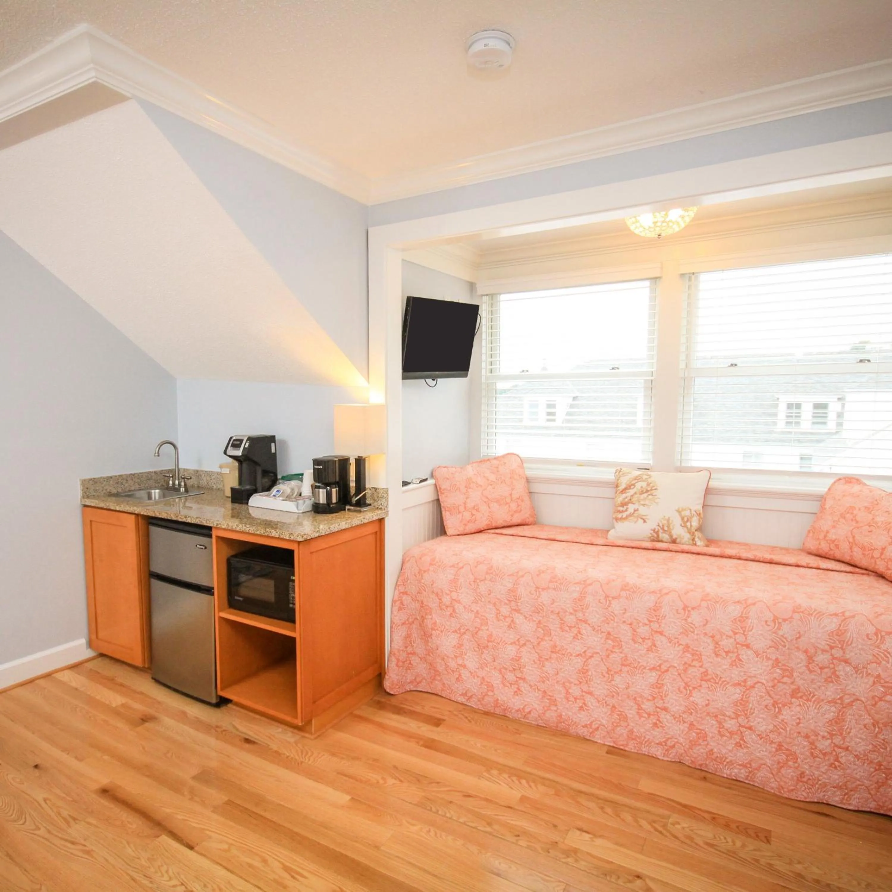 Kitchen or kitchenette, Bed in Island House Hotel