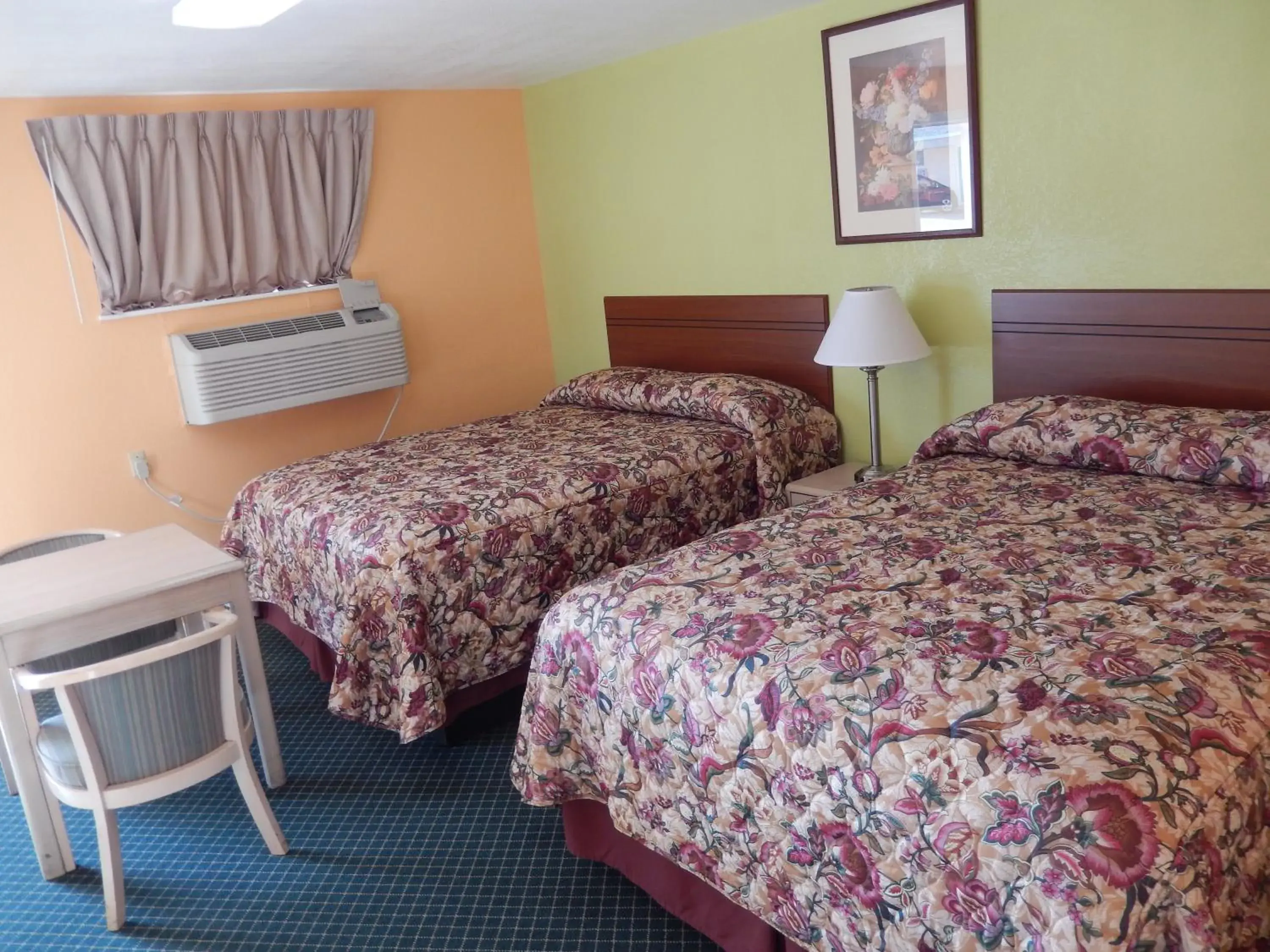 Queen Room with Two Queen Beds - Smoking in Townsman Motel Queen Room with Two Queen Beds - Smoking in Townsman Motel