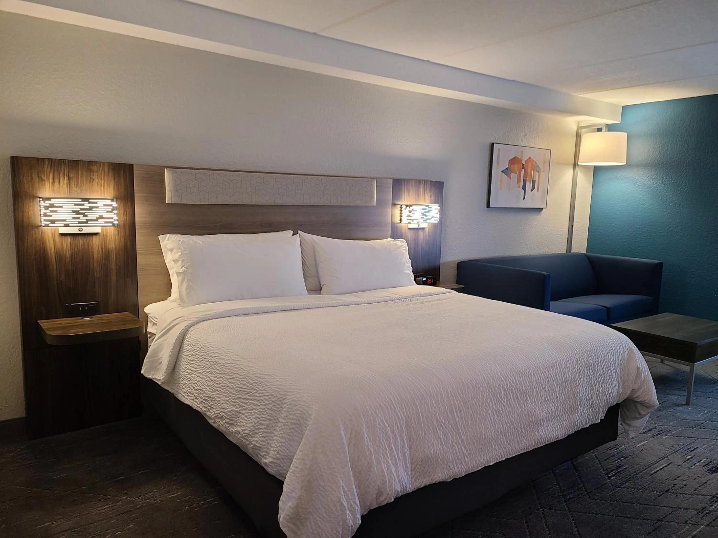 Bedroom, Bed in Holiday Inn Express Fort Lauderdale North - Executive Airport by IHG