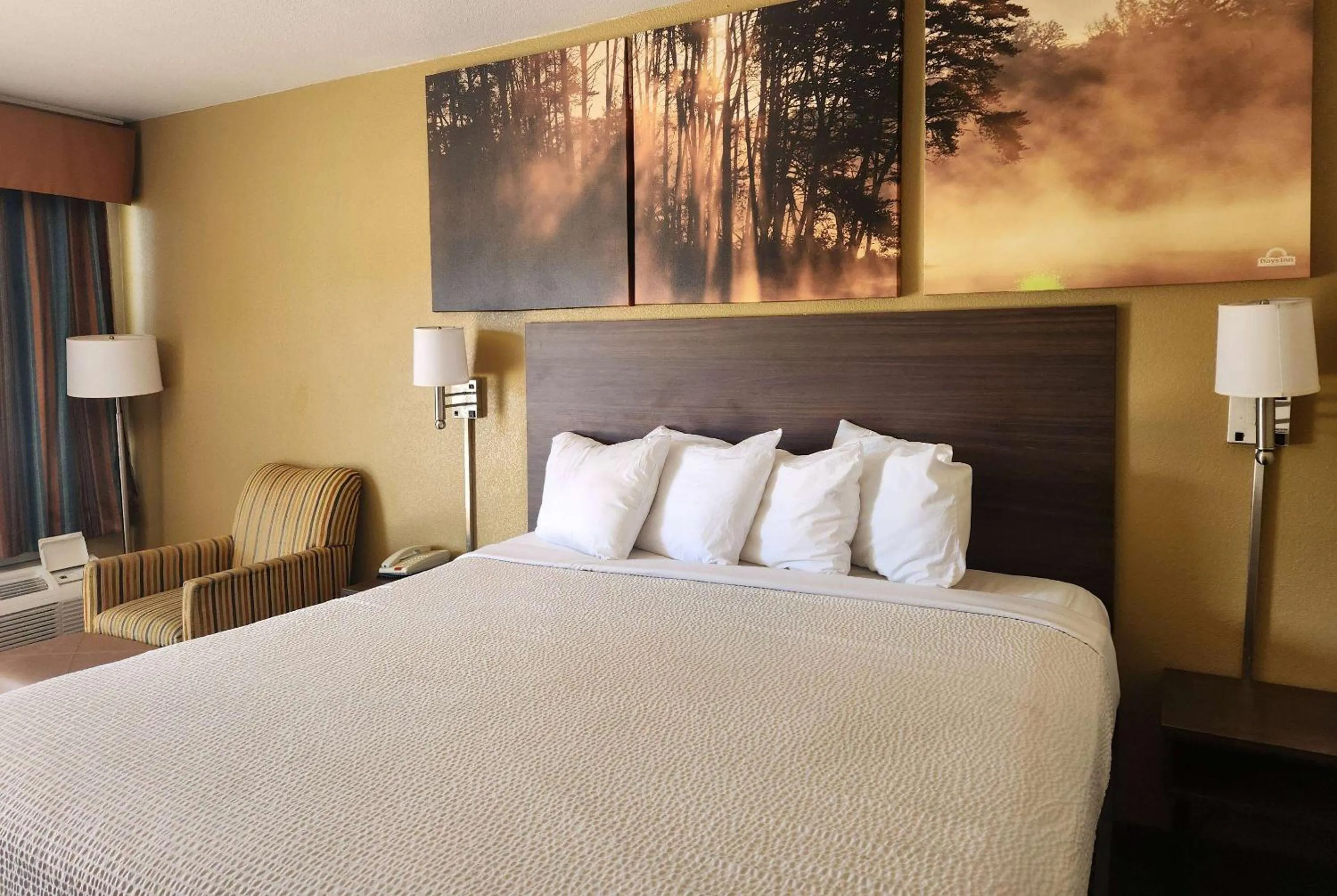 Photo of the whole room, Bed in Days Inn by Wyndham Leesville