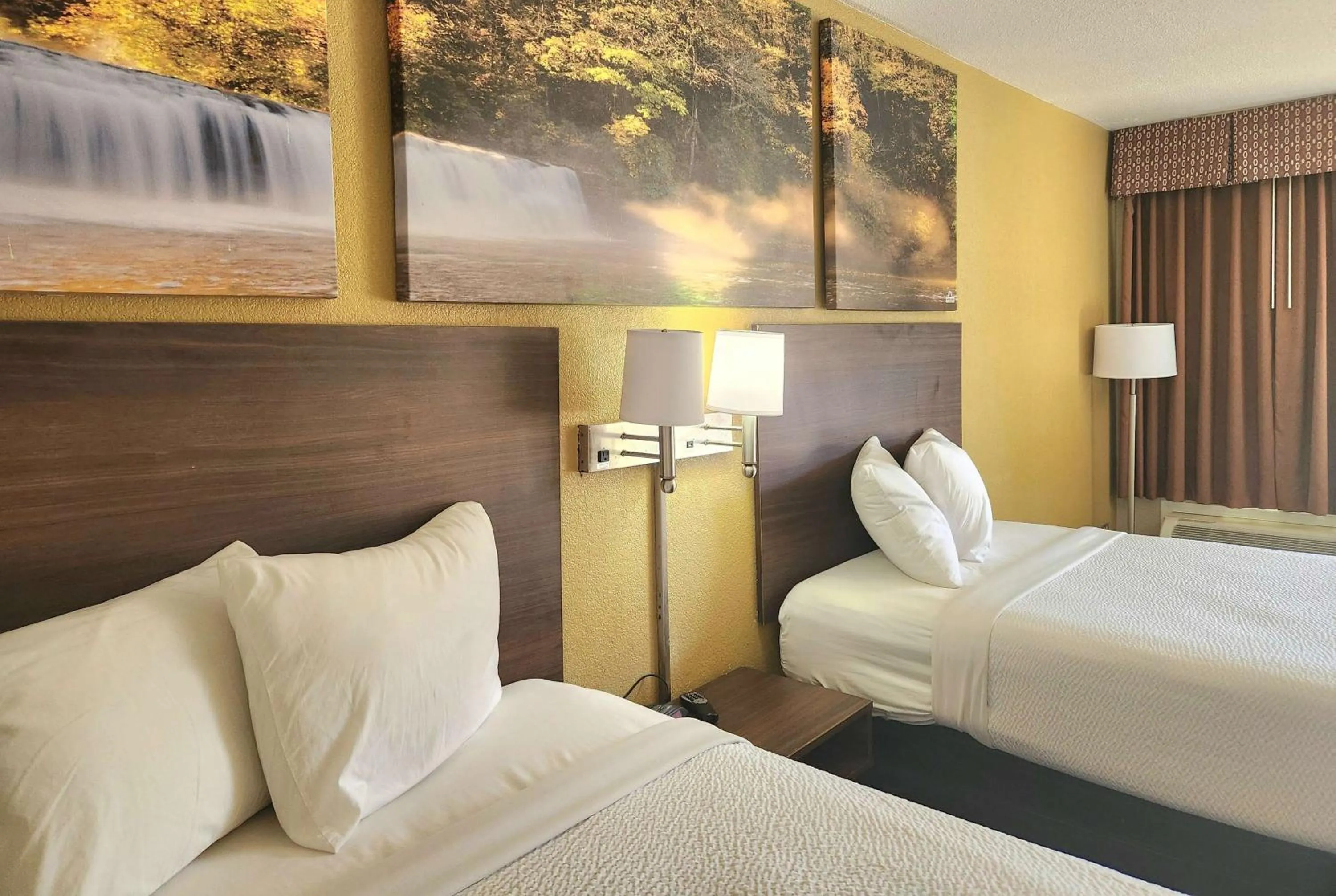 Photo of the whole room, Bed in Days Inn by Wyndham Leesville