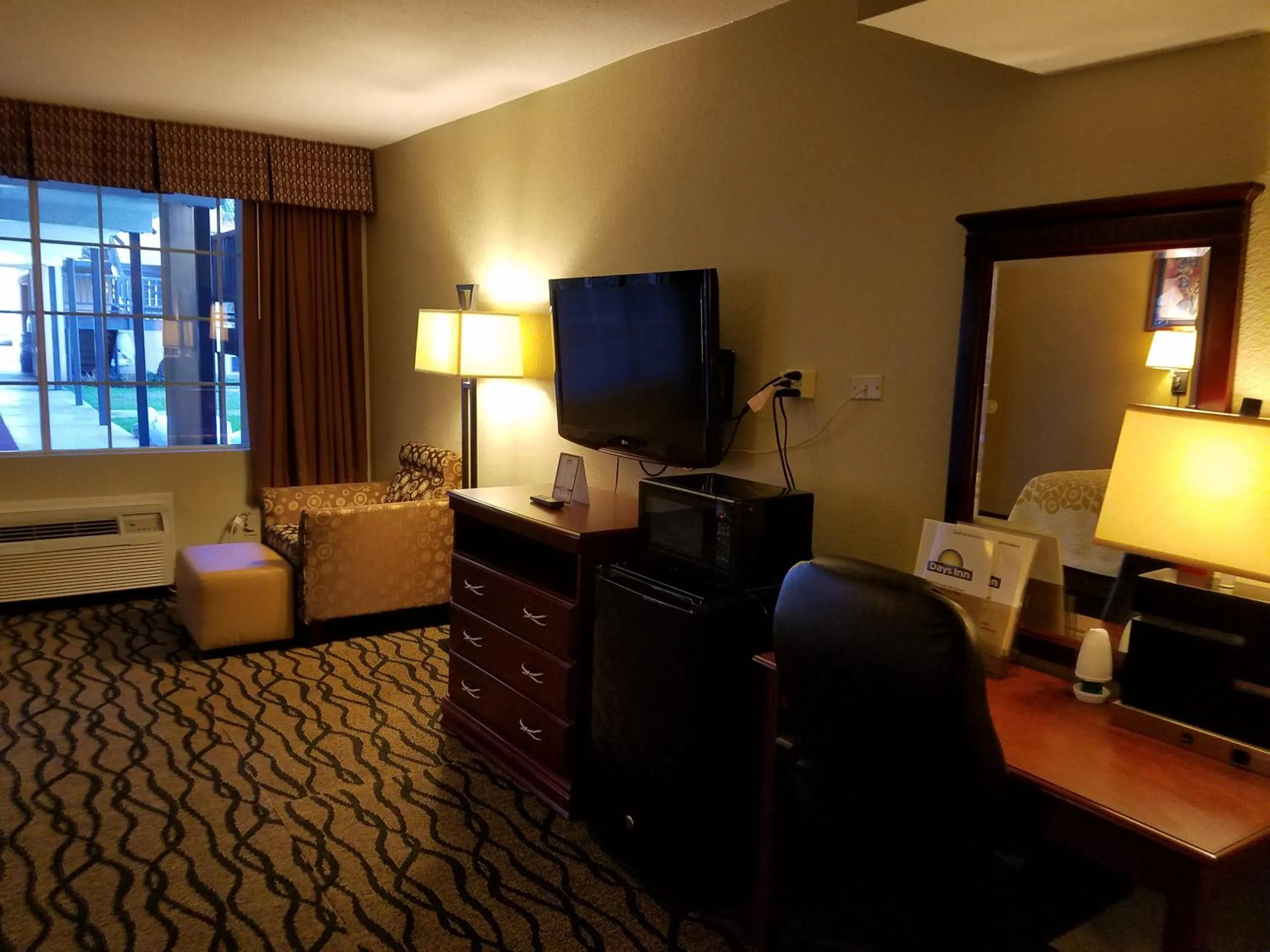 TV and multimedia in Days Inn by Wyndham Leesville