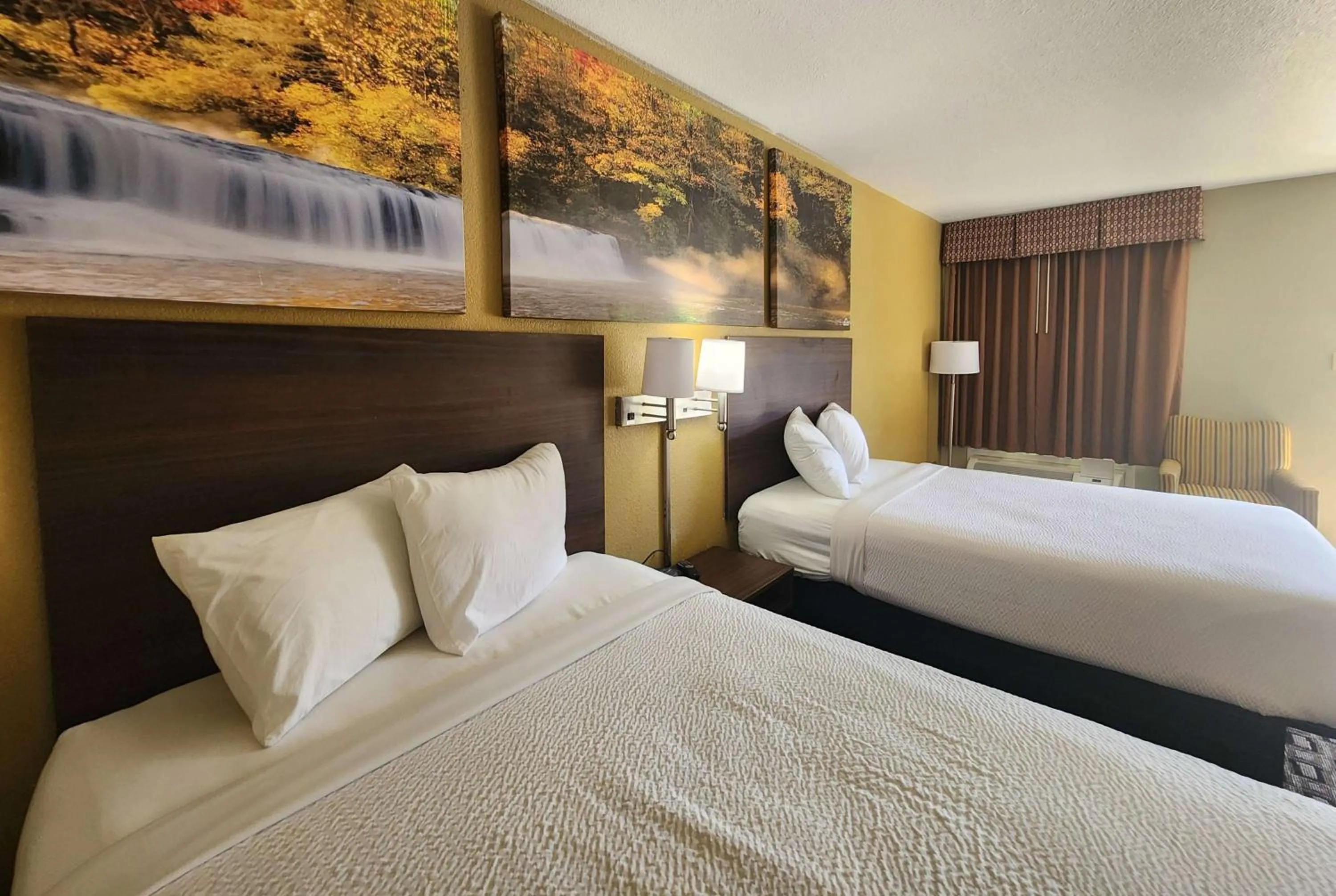 Photo of the whole room, Bed in Days Inn by Wyndham Leesville