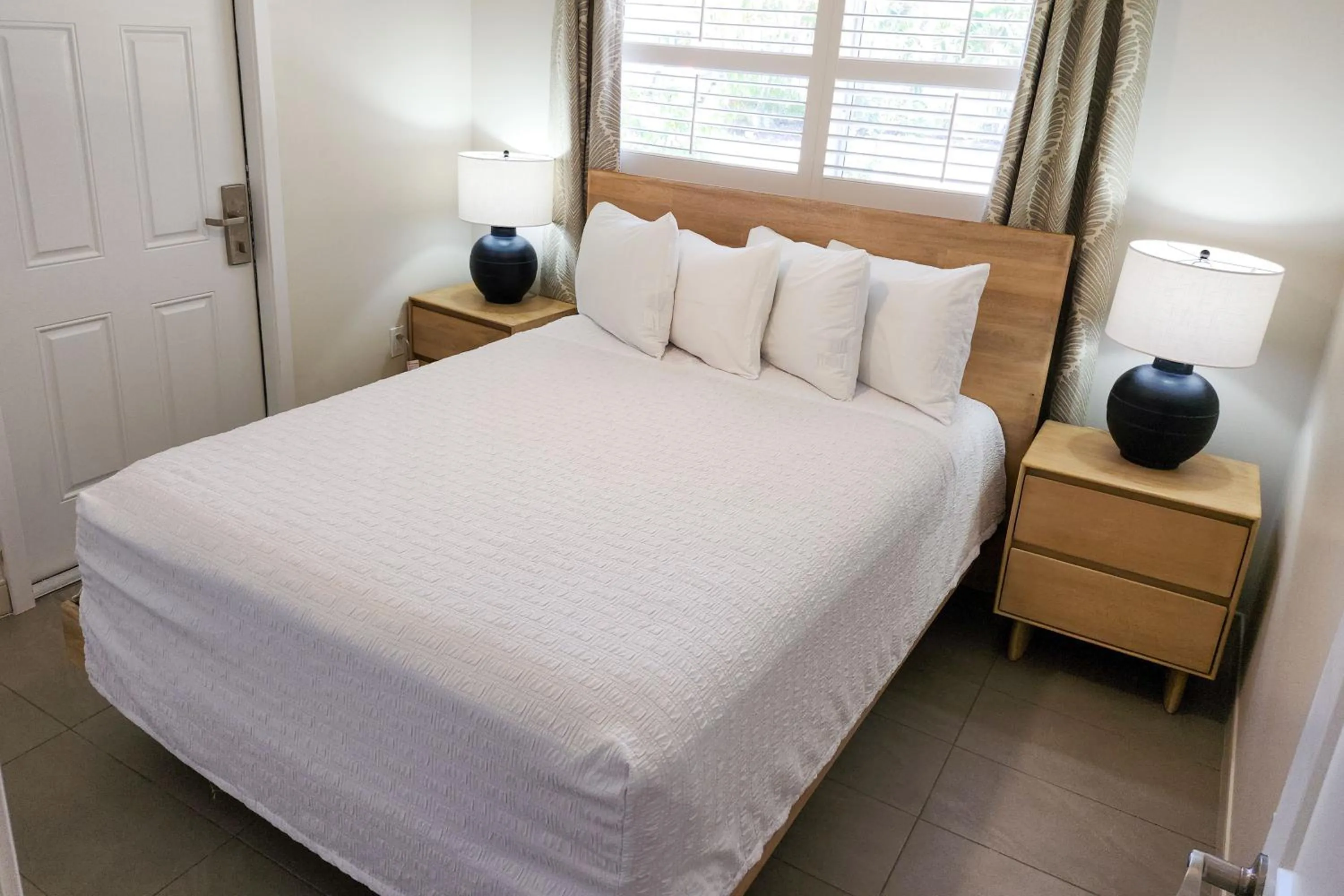 Bedroom, Bed in Marco Island Lakeside Inn