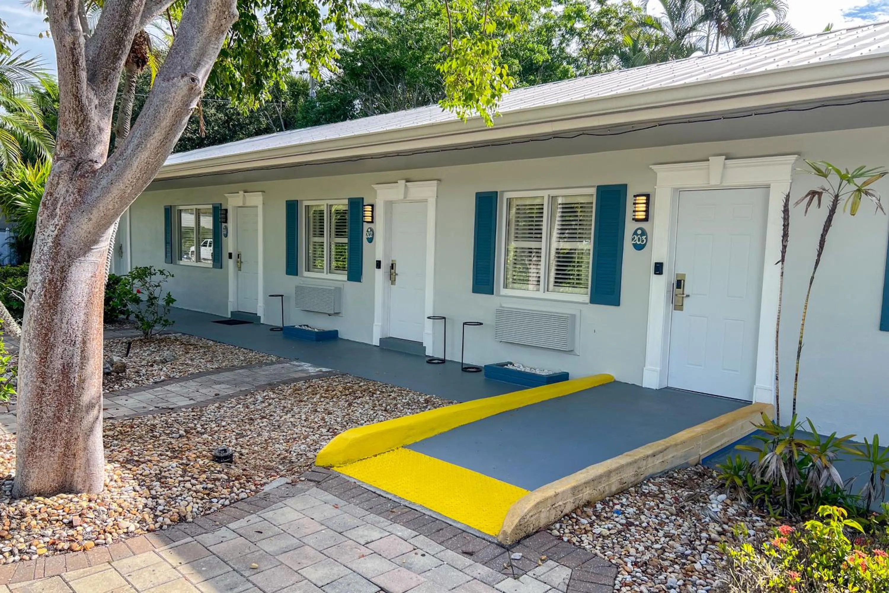 Property building in Marco Island Lakeside Inn
