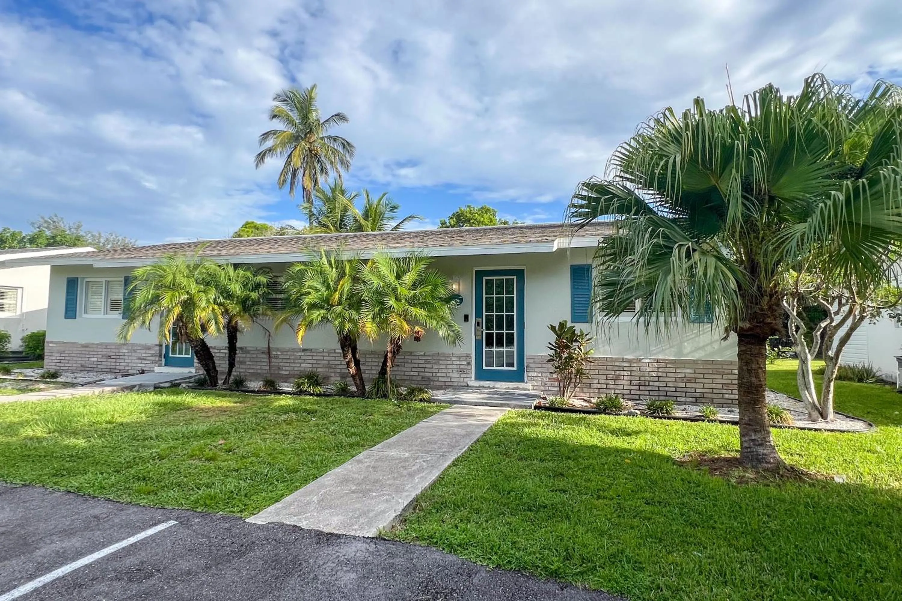 Facade/entrance in Marco Island Lakeside Inn