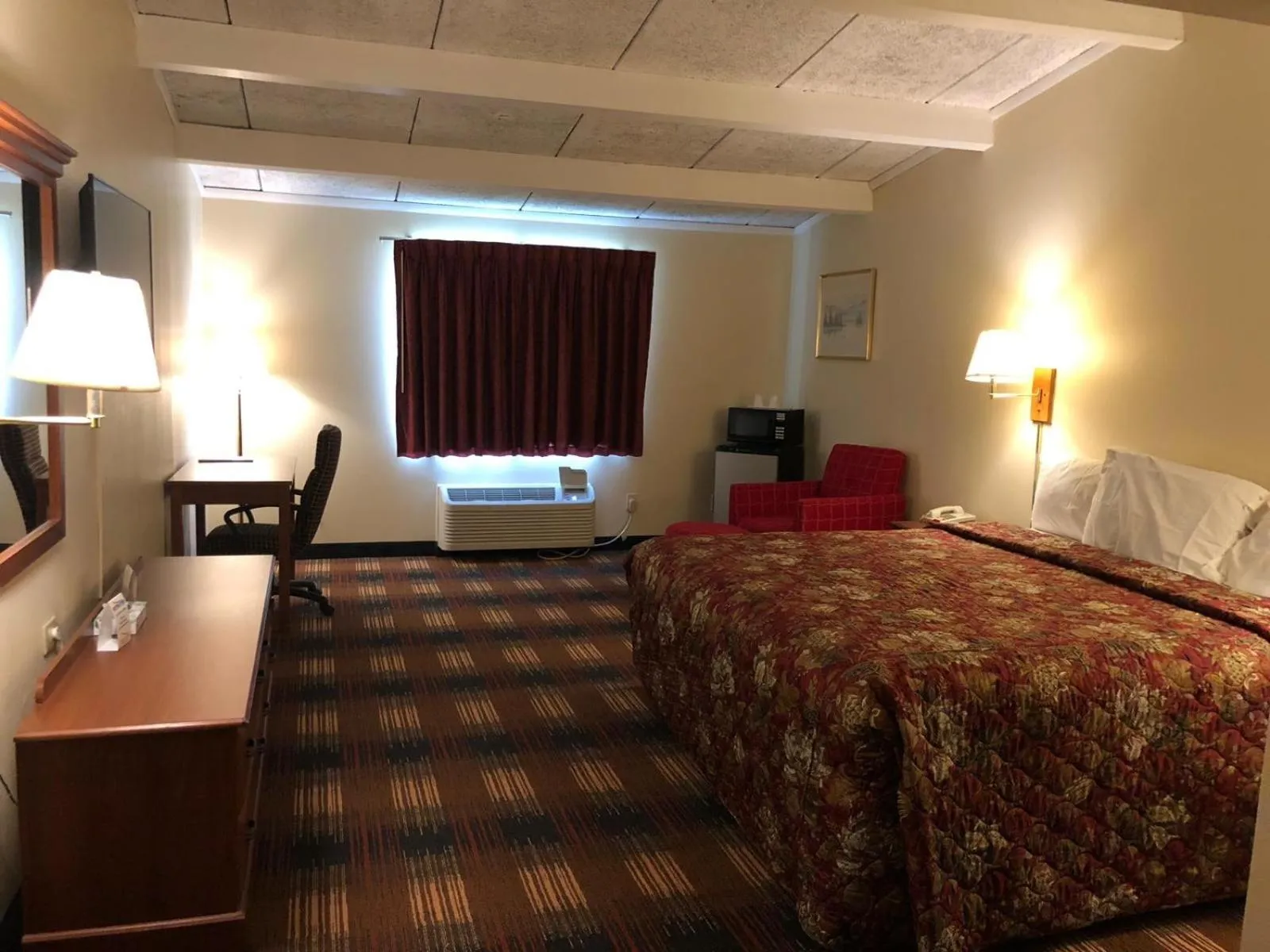 Bed in Red Carpet Inn Syracuse Airport