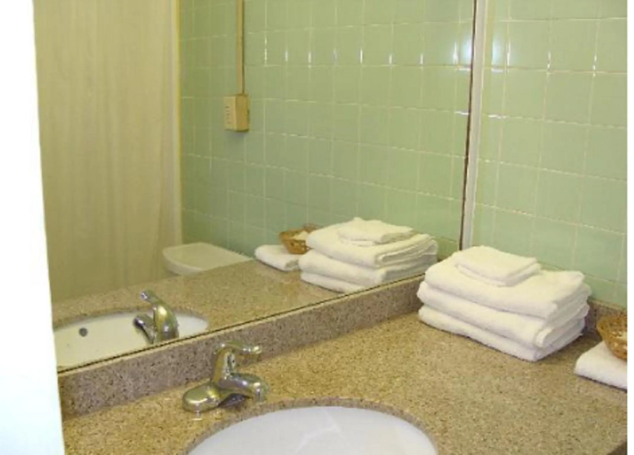 Bathroom in Red Carpet Inn Syracuse Airport