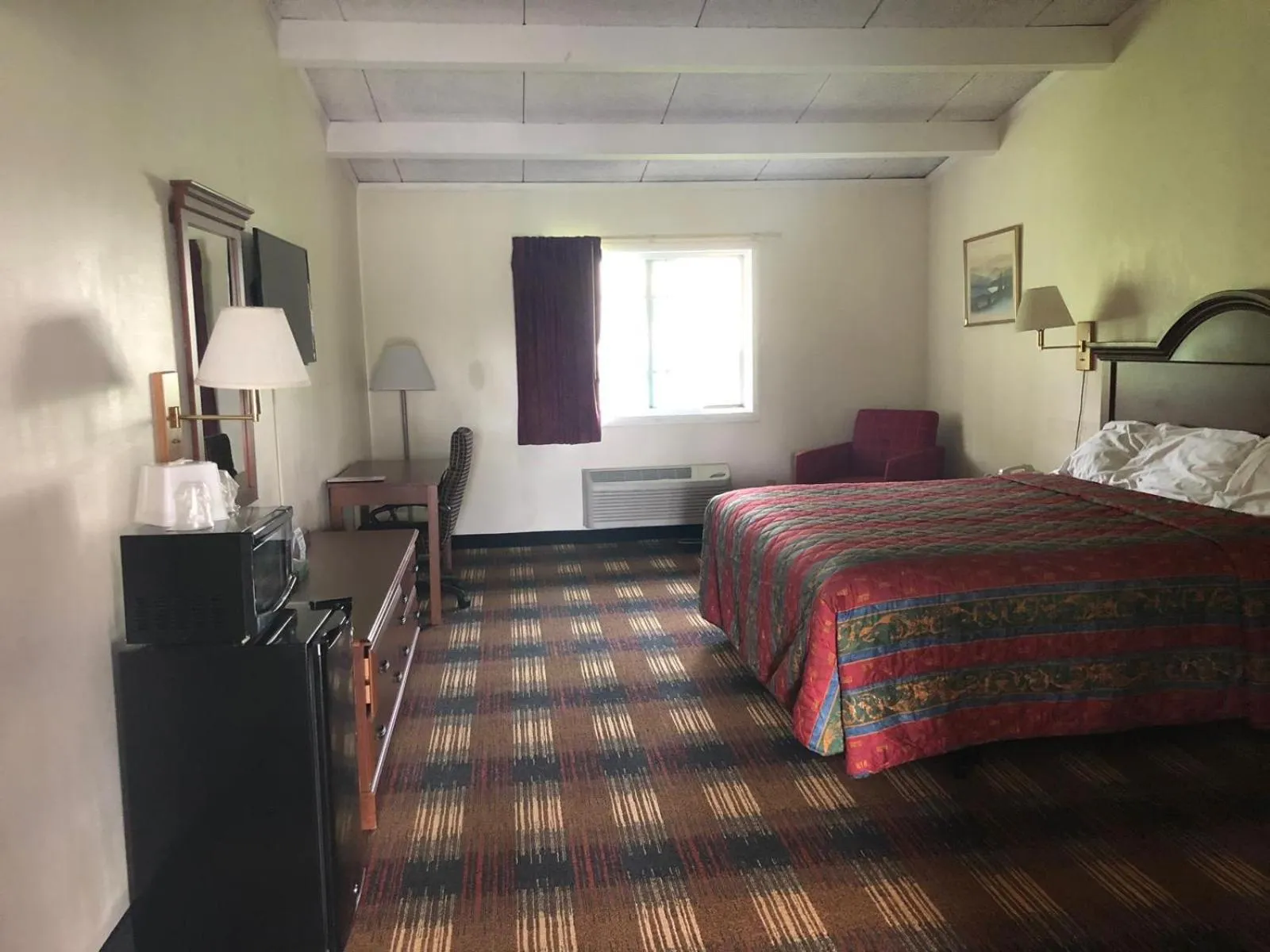 Bed in Red Carpet Inn Syracuse Airport