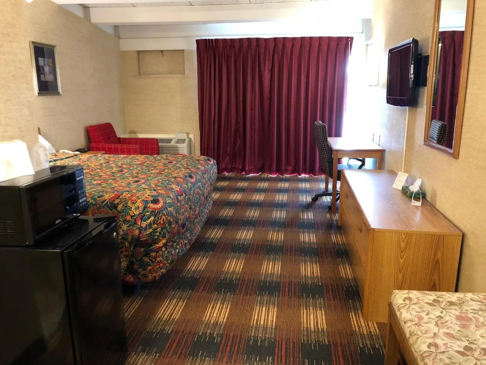 Bed in Red Carpet Inn Syracuse Airport