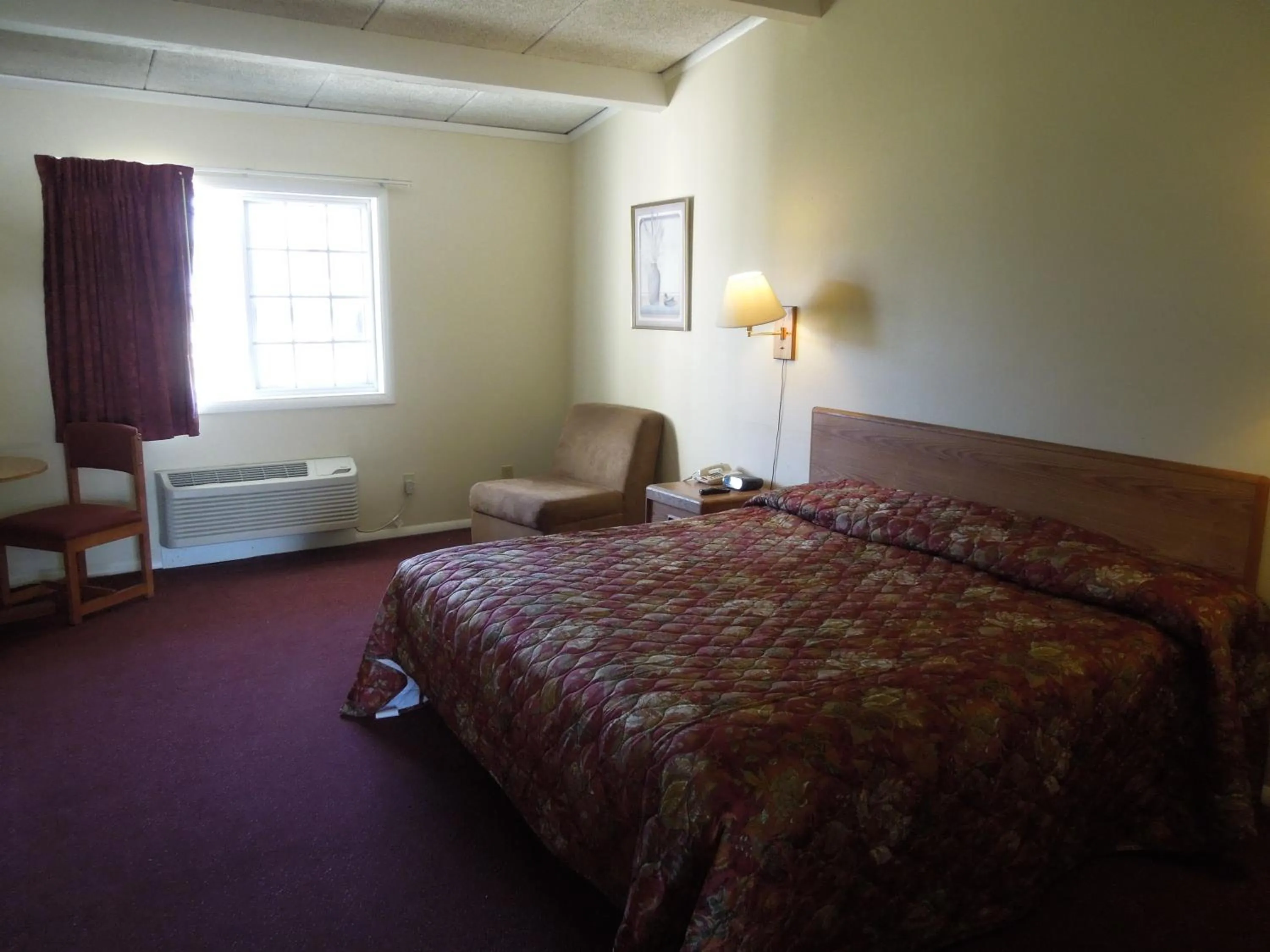 Day, Bed in Red Carpet Inn Syracuse Airport