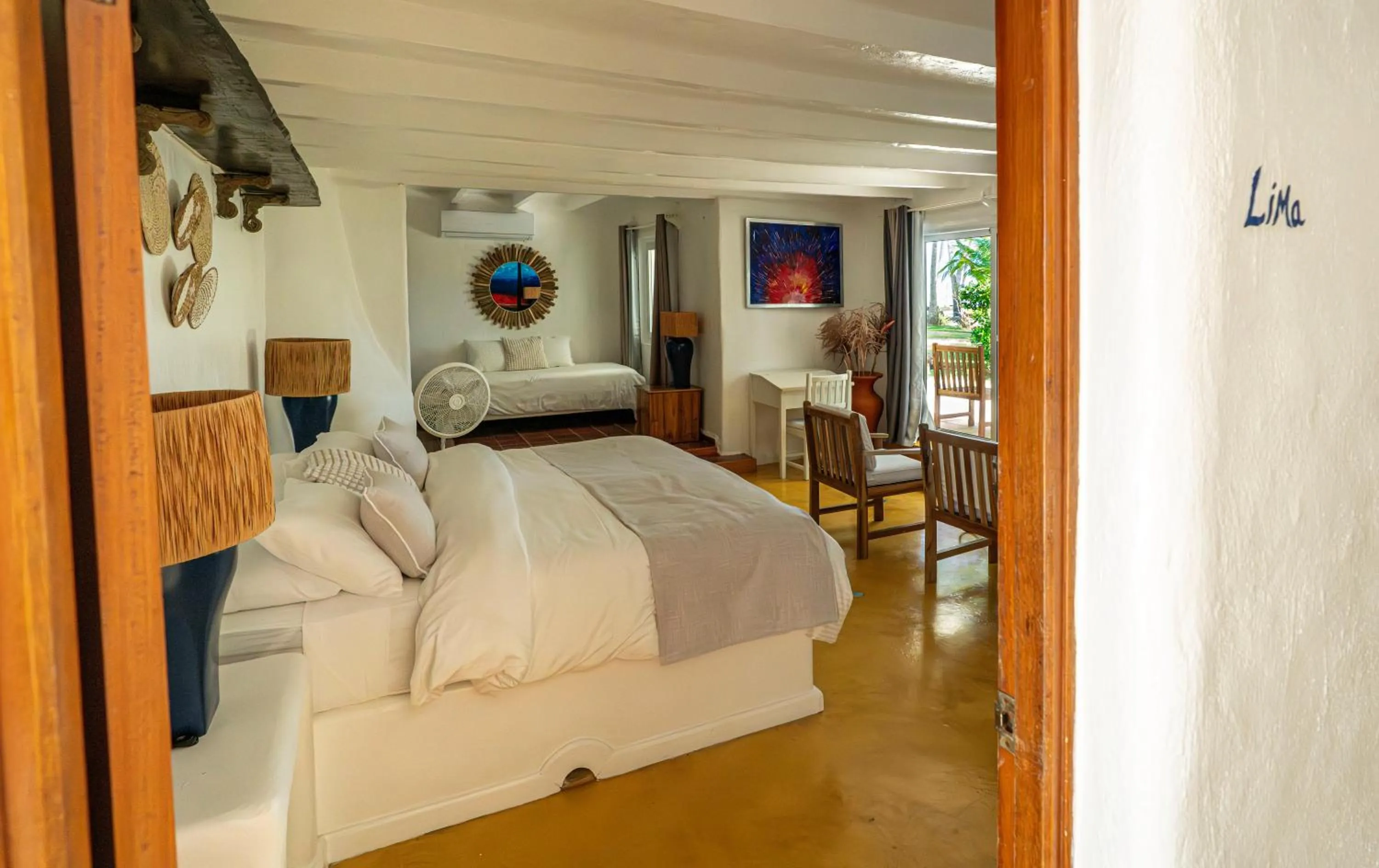 Living room, Bed in Hotel Atlantis