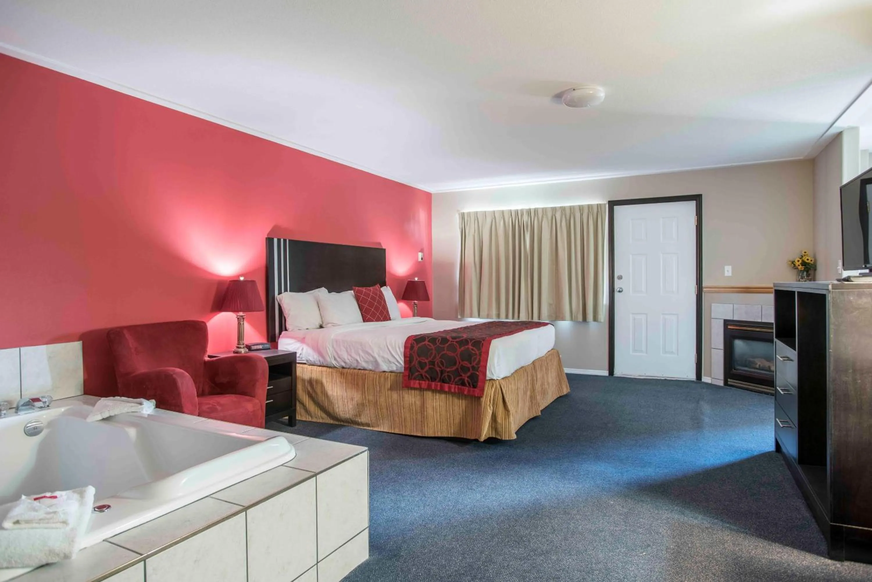 Photo of the whole room, Bed in Ramada Limited 100 Mile House