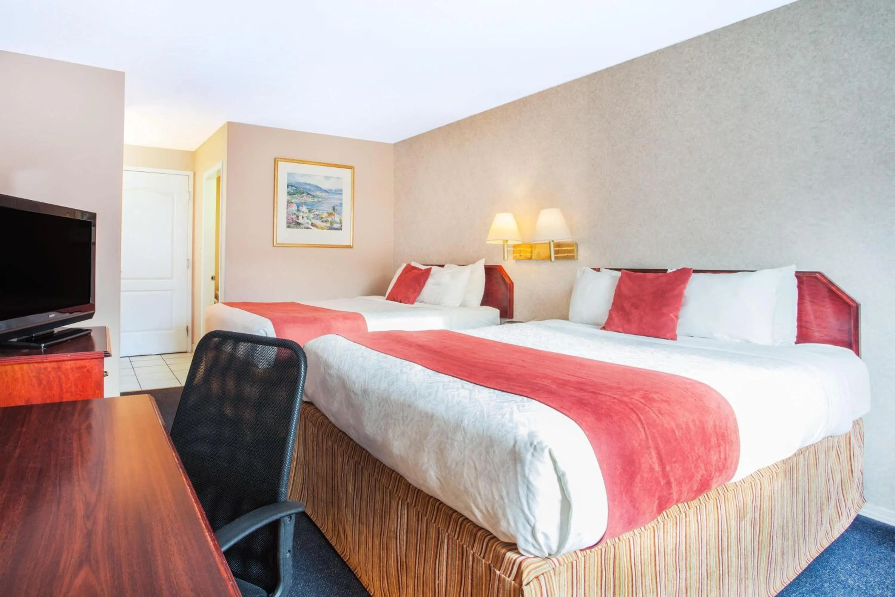 Photo of the whole room, Bed in Ramada Limited 100 Mile House