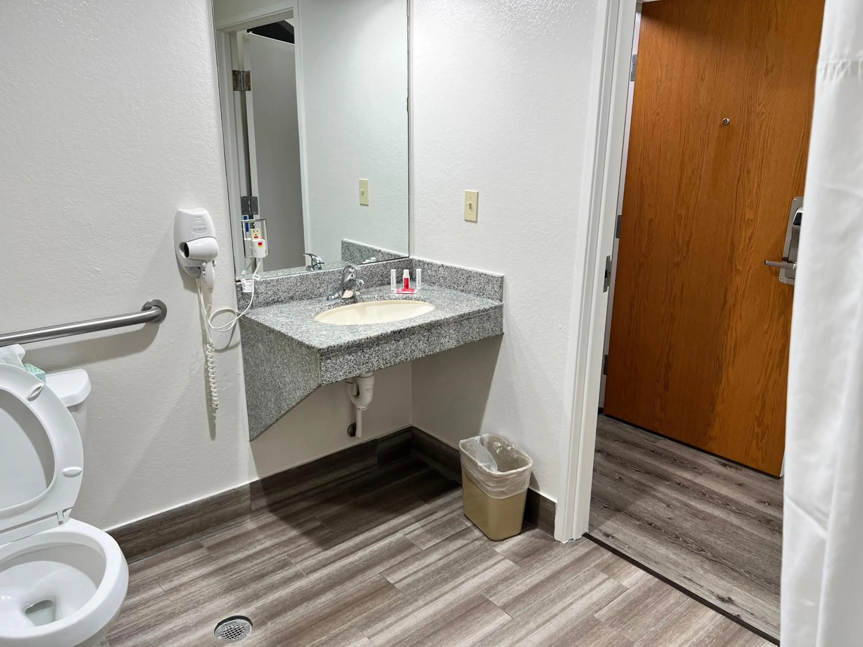 Bathroom in Econo Lodge Beaumont I-10 South