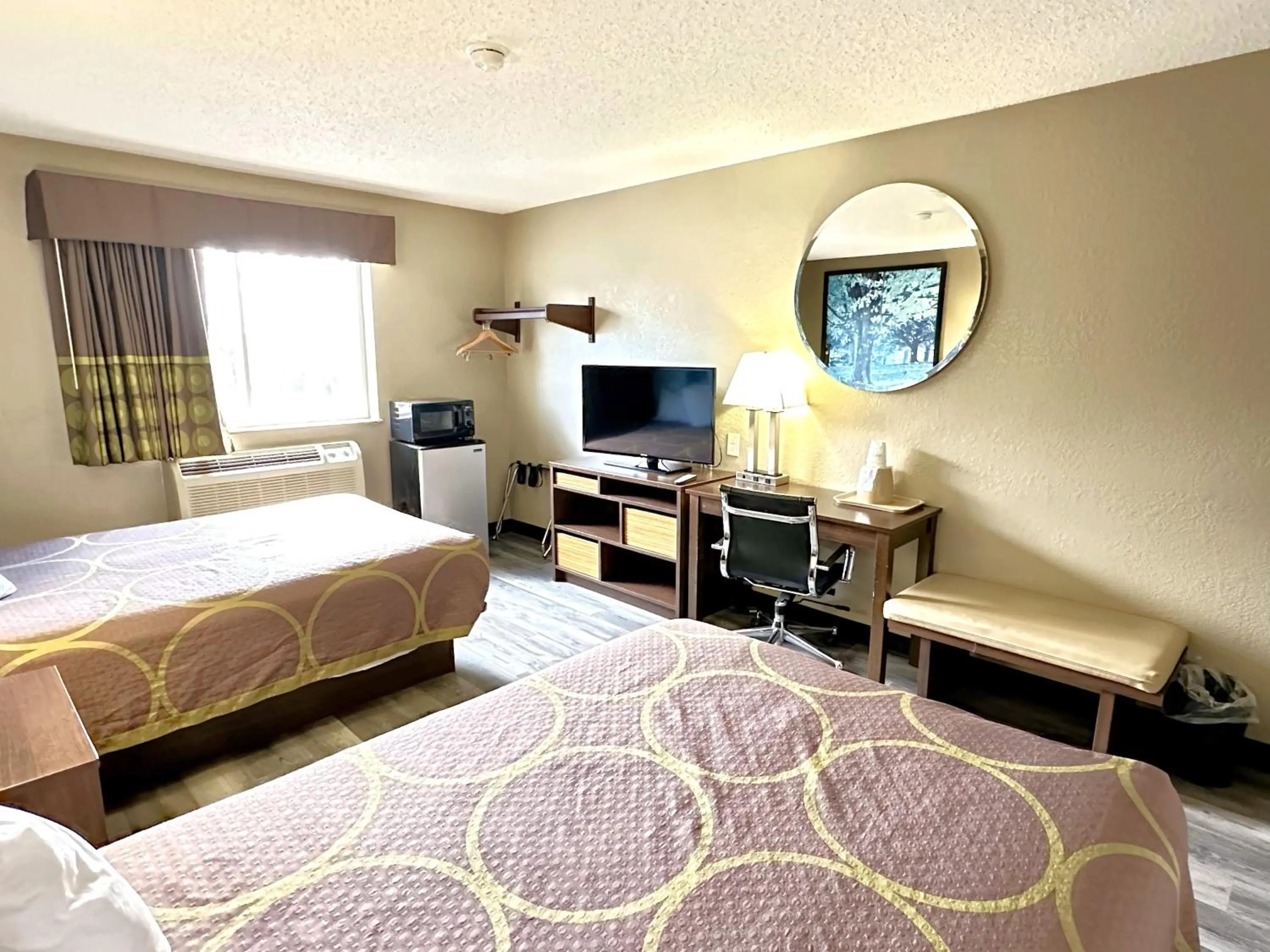 Communal lounge/ TV room, Bed in Super 8 by Wyndham Latham - Albany Airport