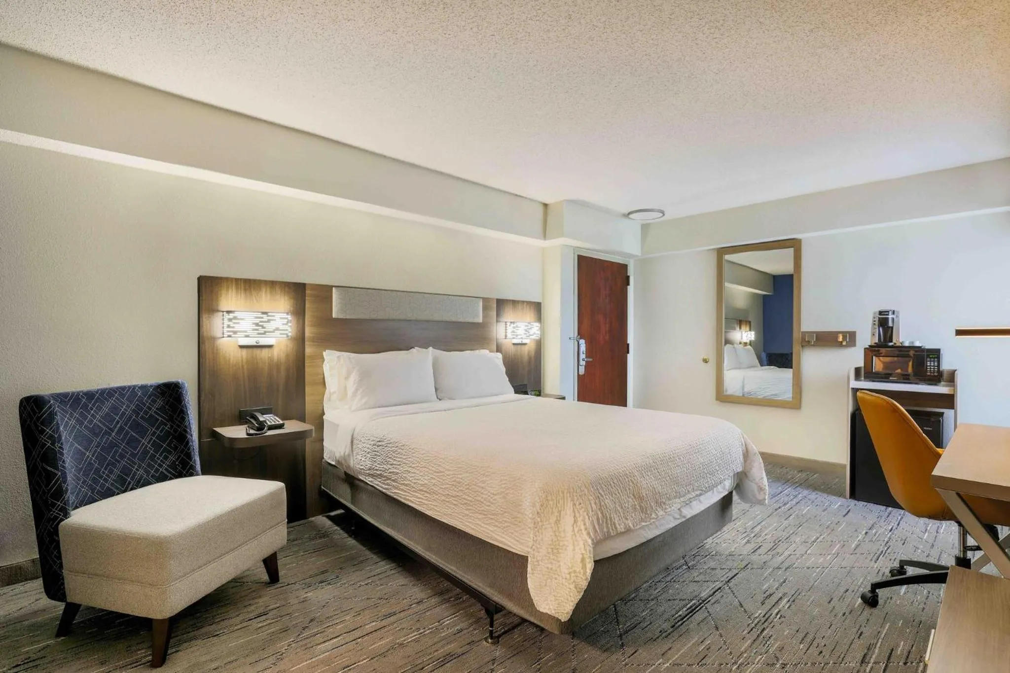 Photo of the whole room, Bed in Holiday Inn Express Burlington by IHG