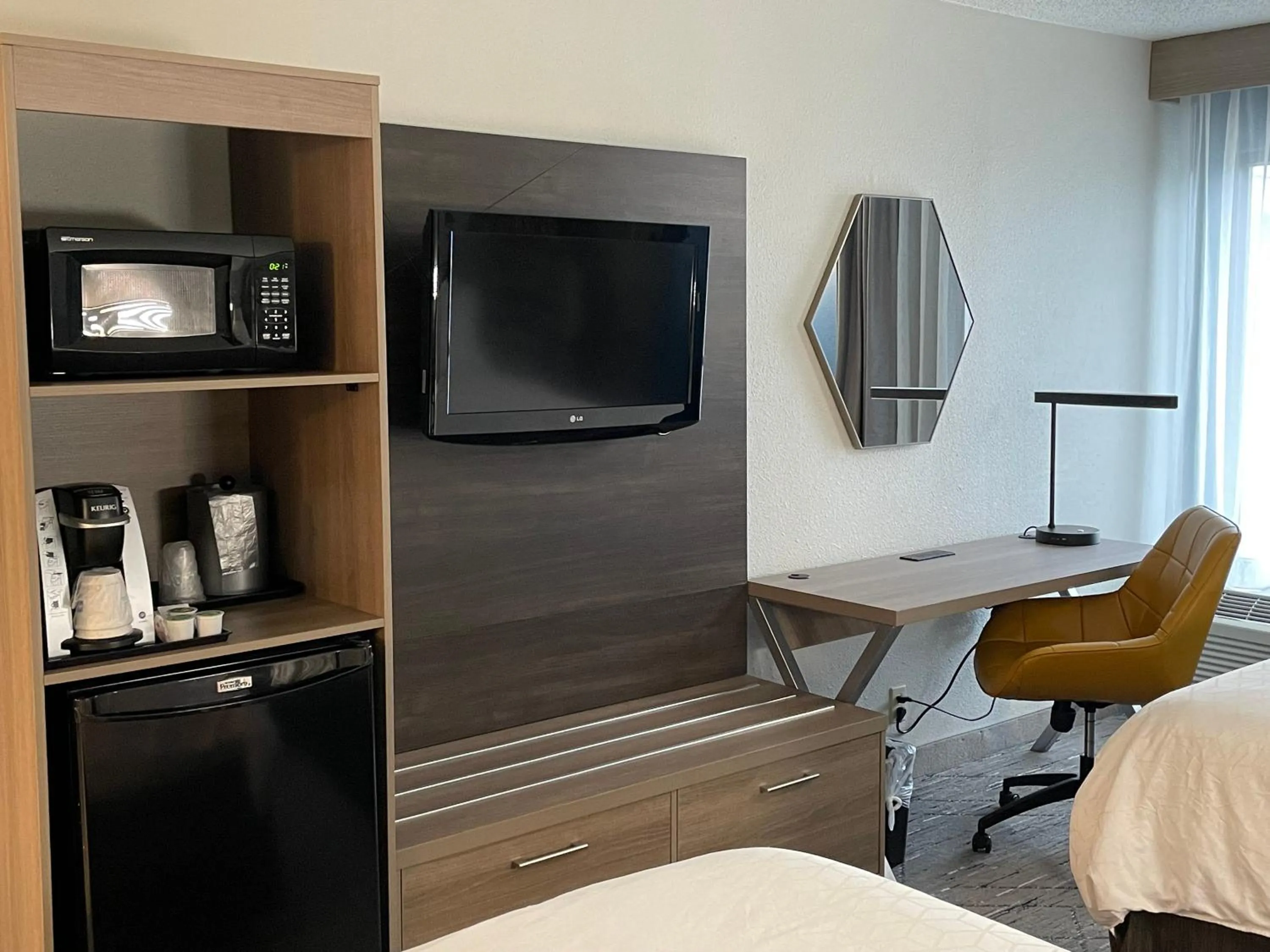 Coffee/tea facilities, Bed in Holiday Inn Express Burlington by IHG