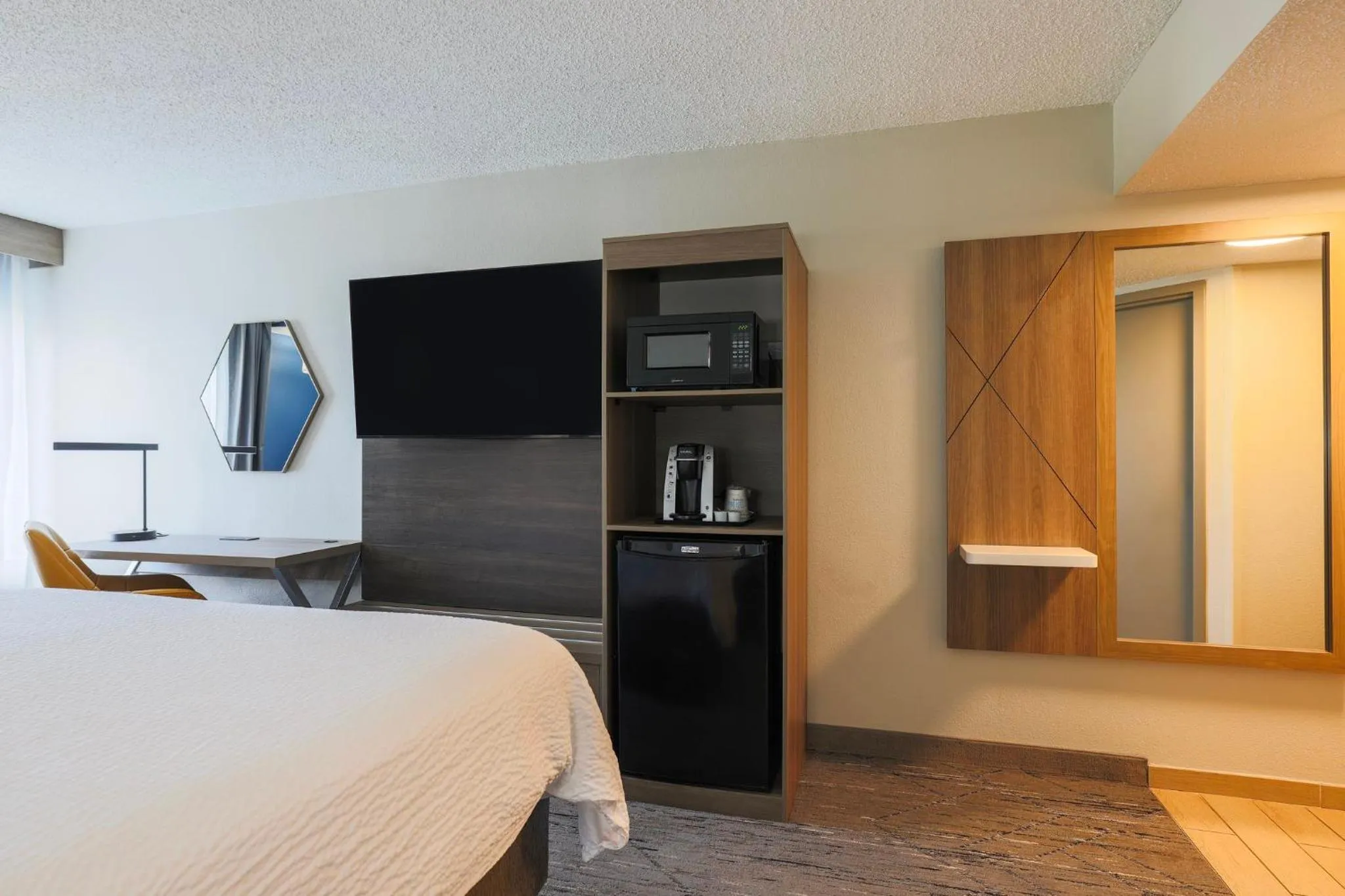 Photo of the whole room, Bed in Holiday Inn Express Burlington by IHG