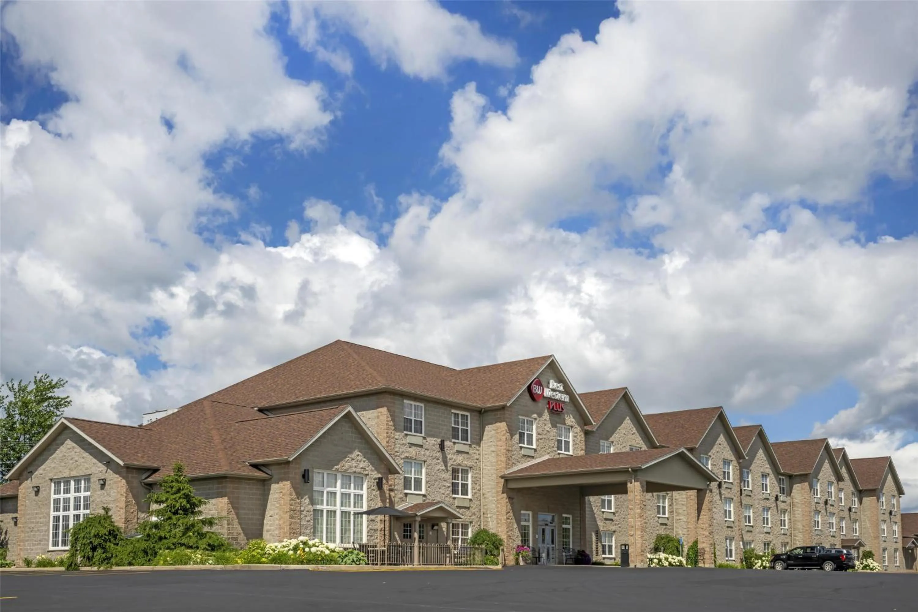 Property building in Best Western Plus Woodstock Hotel Conference Centre