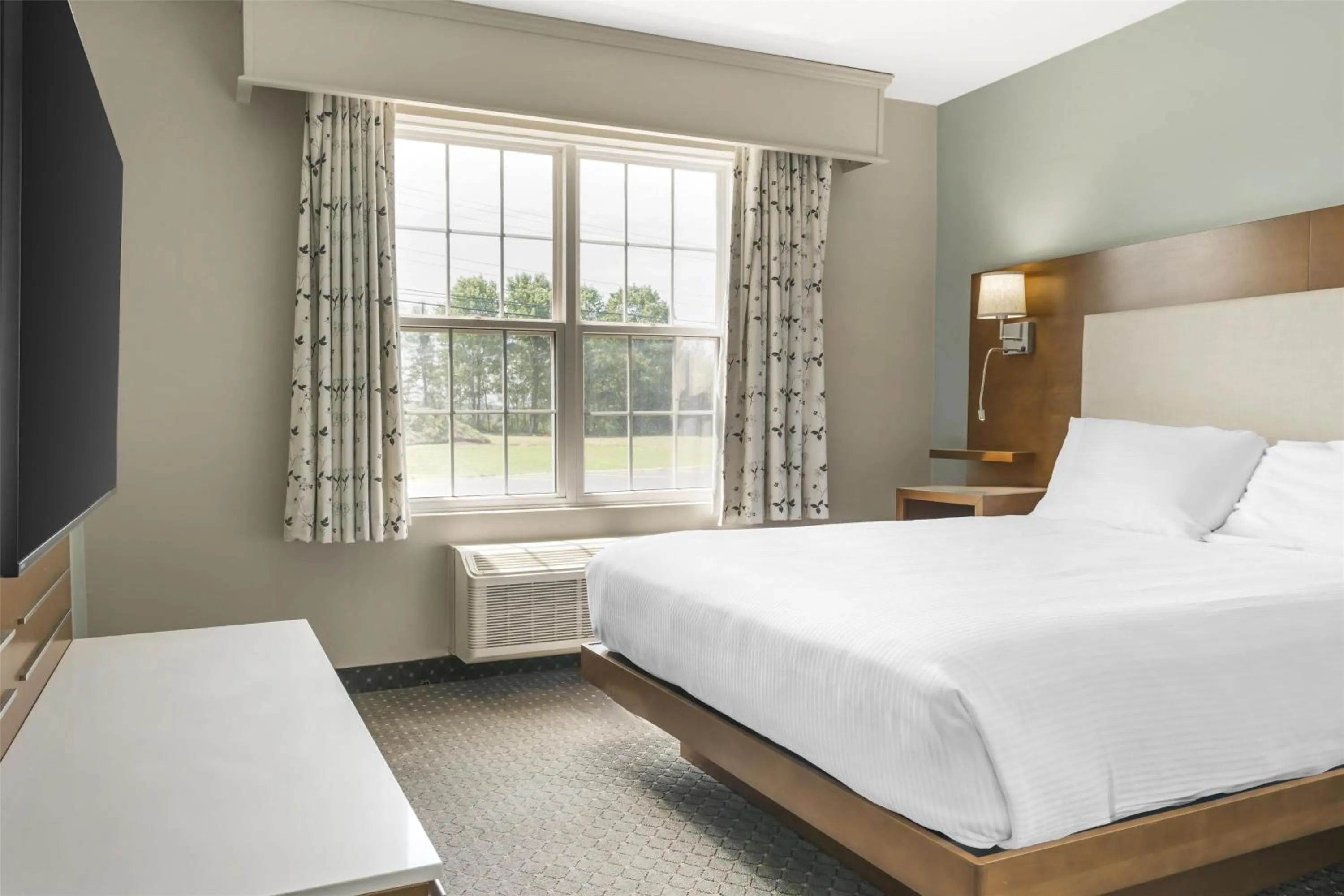 Bedroom, Bed in Best Western Plus Woodstock Hotel Conference Centre