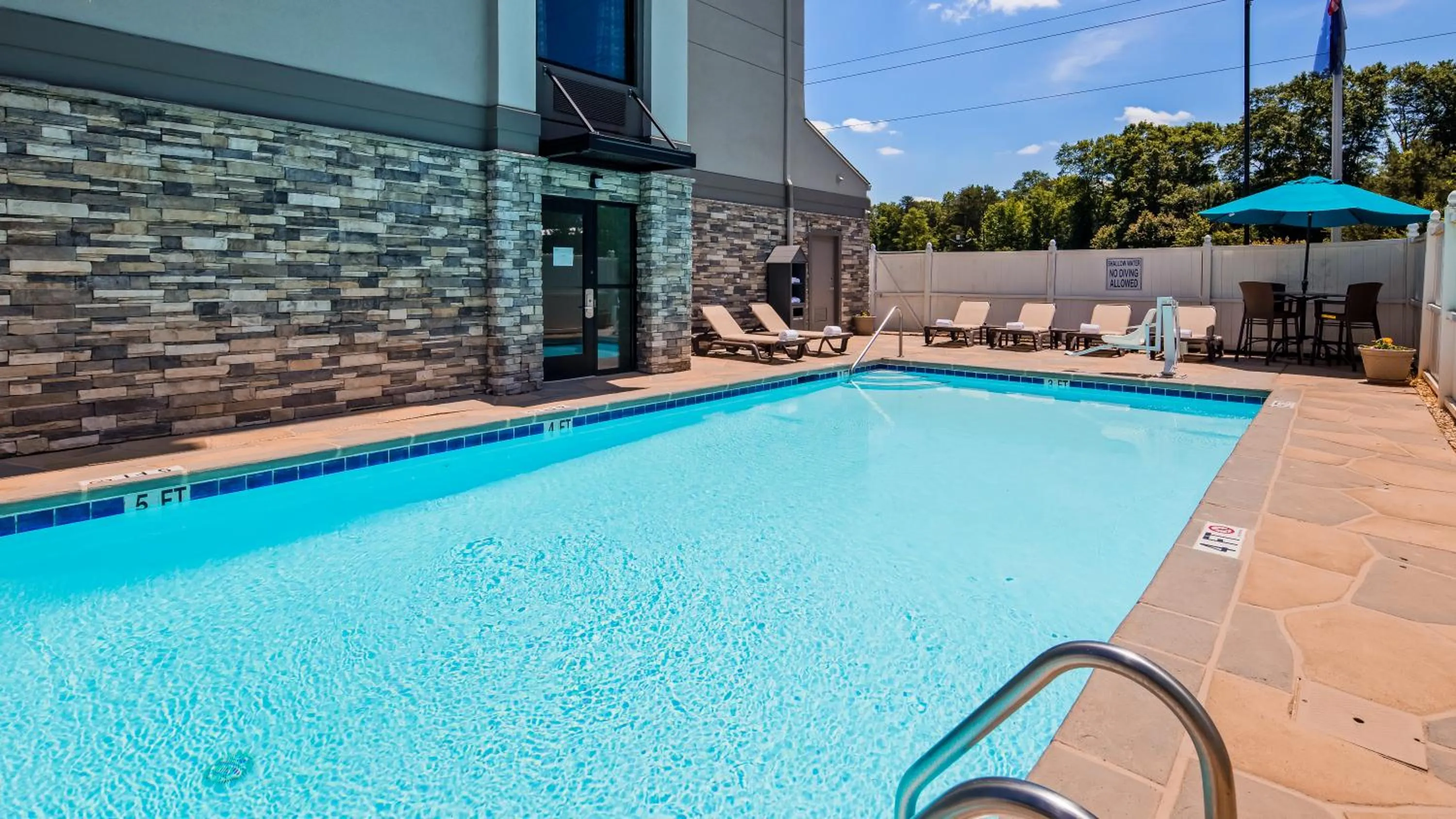 Swimming pool in Best Western Plus Spartanburg