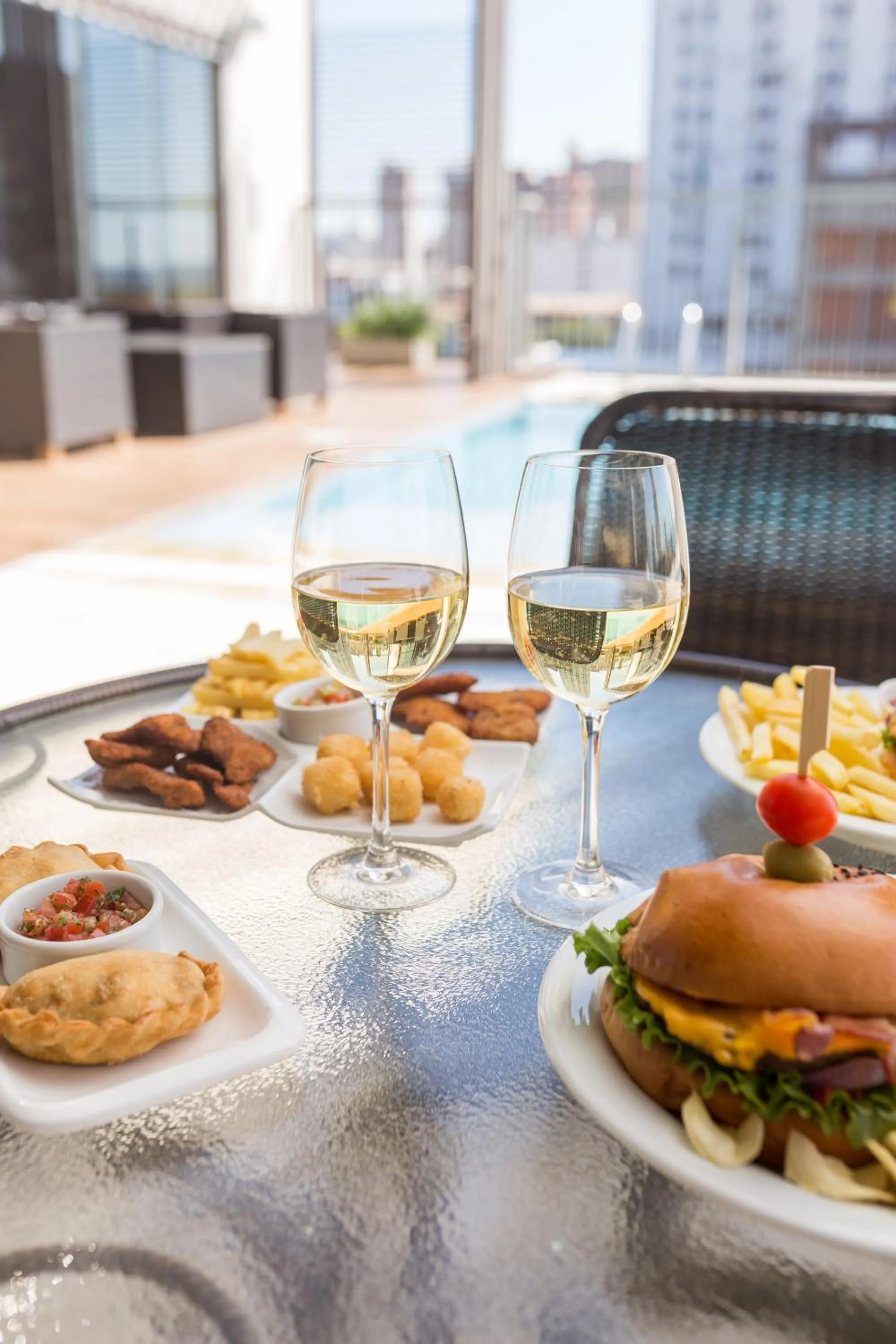 Lounge or bar in Crowne Plaza Asunción by IHG