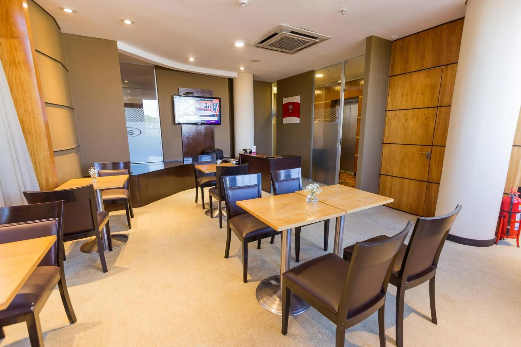 Lounge or bar in Crowne Plaza Asunción by IHG