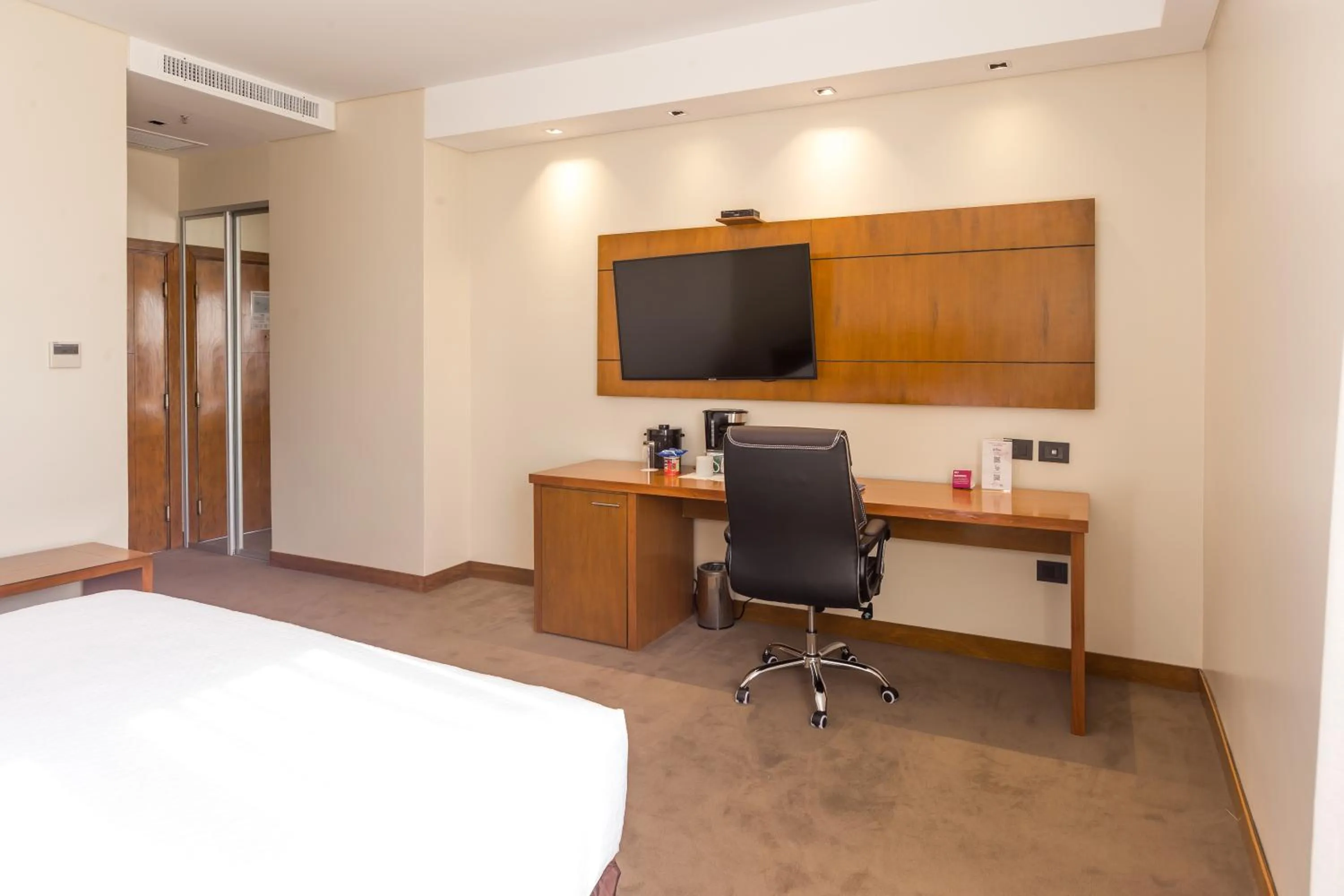 Bedroom, Bed in Crowne Plaza Asunción by IHG