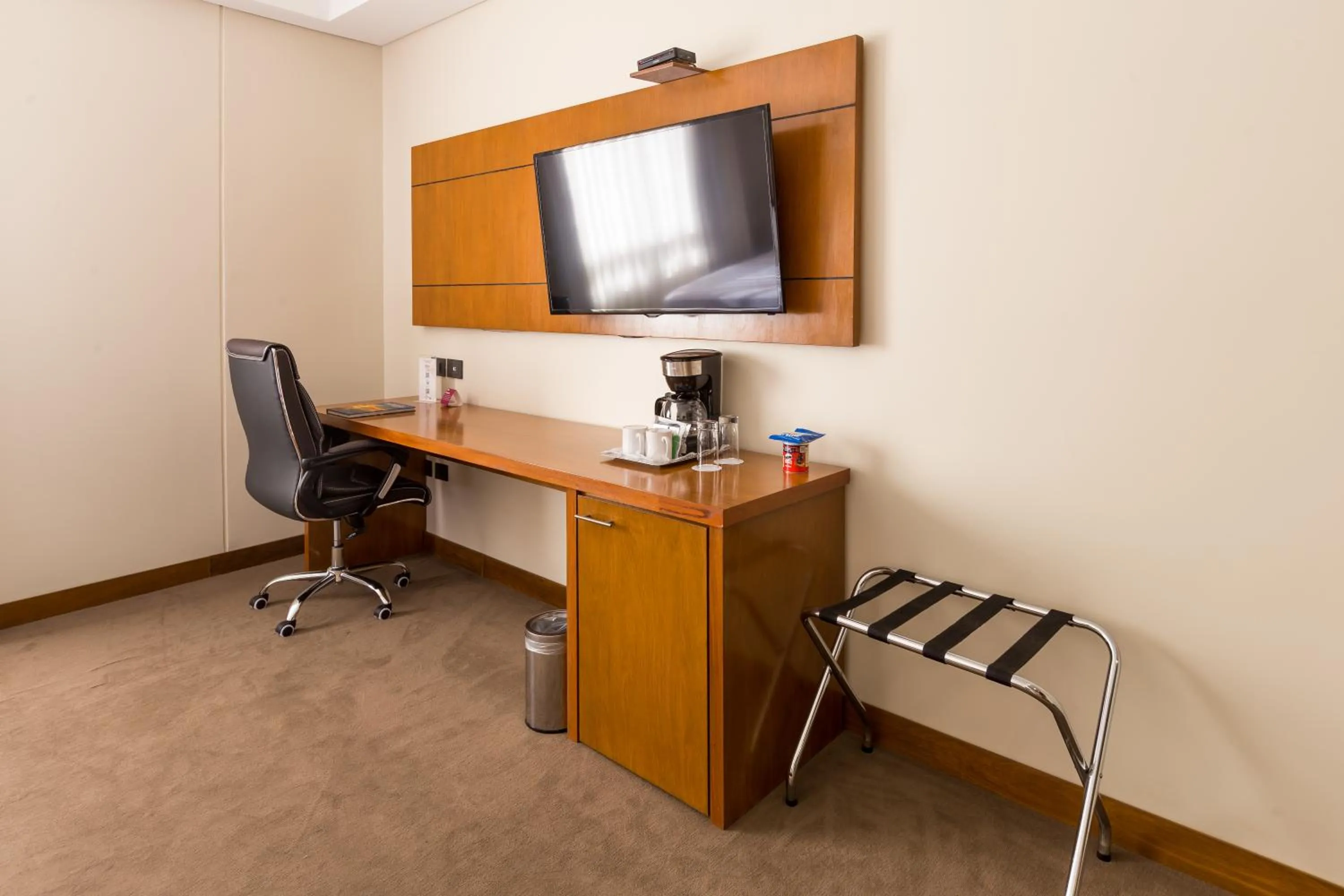 TV and multimedia in Crowne Plaza Asunción by IHG