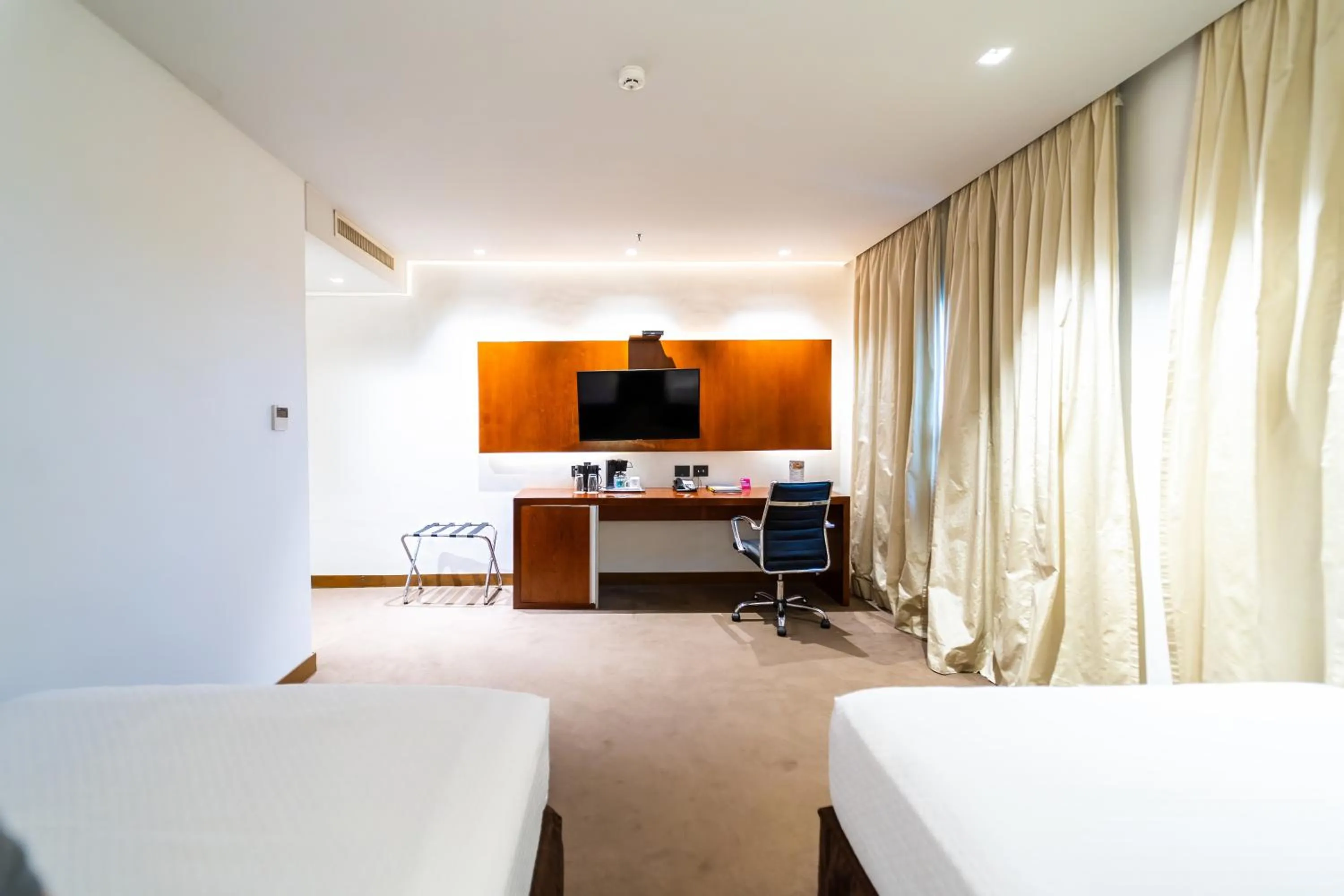 Bedroom, Bed in Crowne Plaza Asunción by IHG