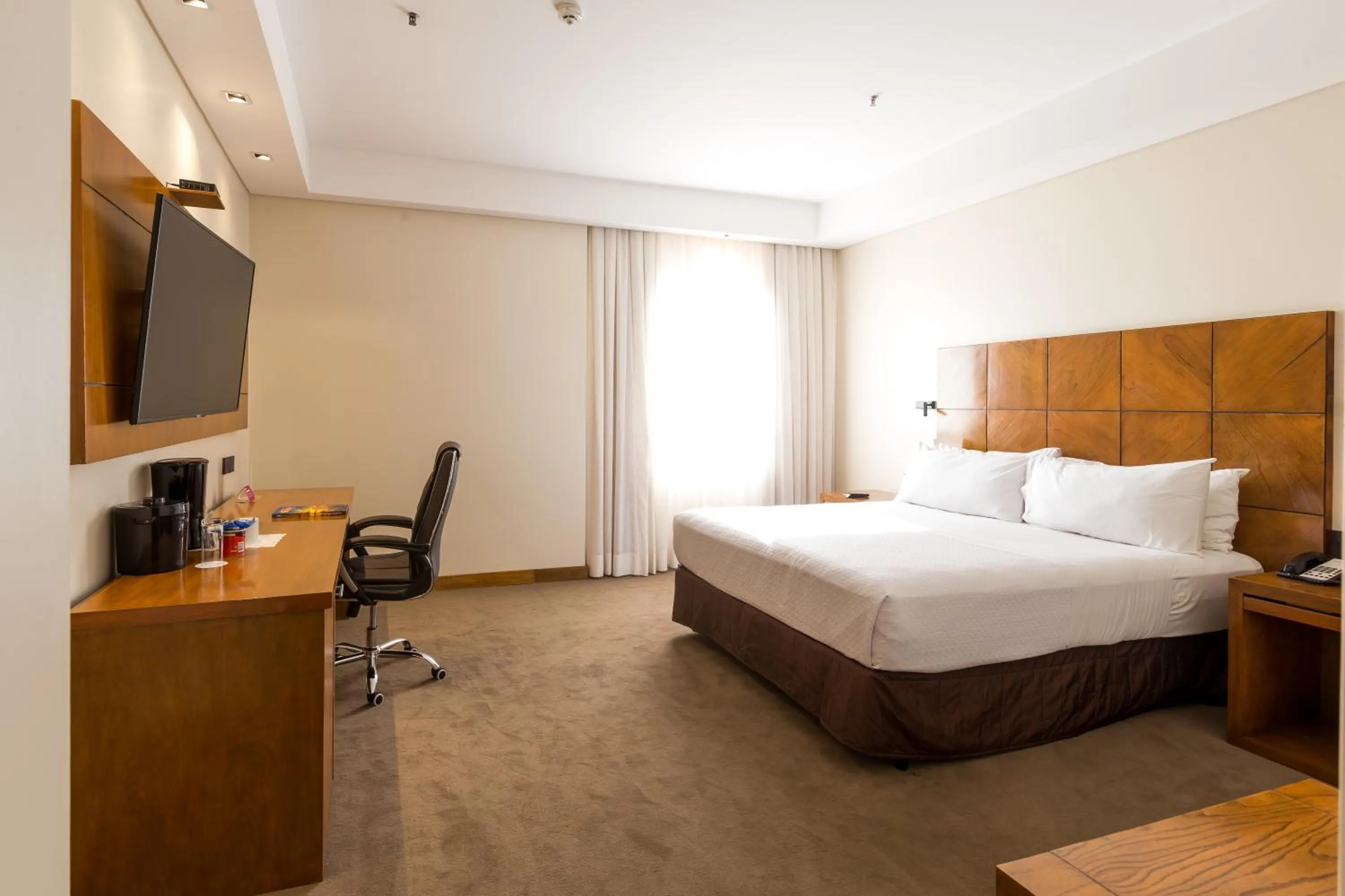 Photo of the whole room, Bed in Crowne Plaza Asunción by IHG