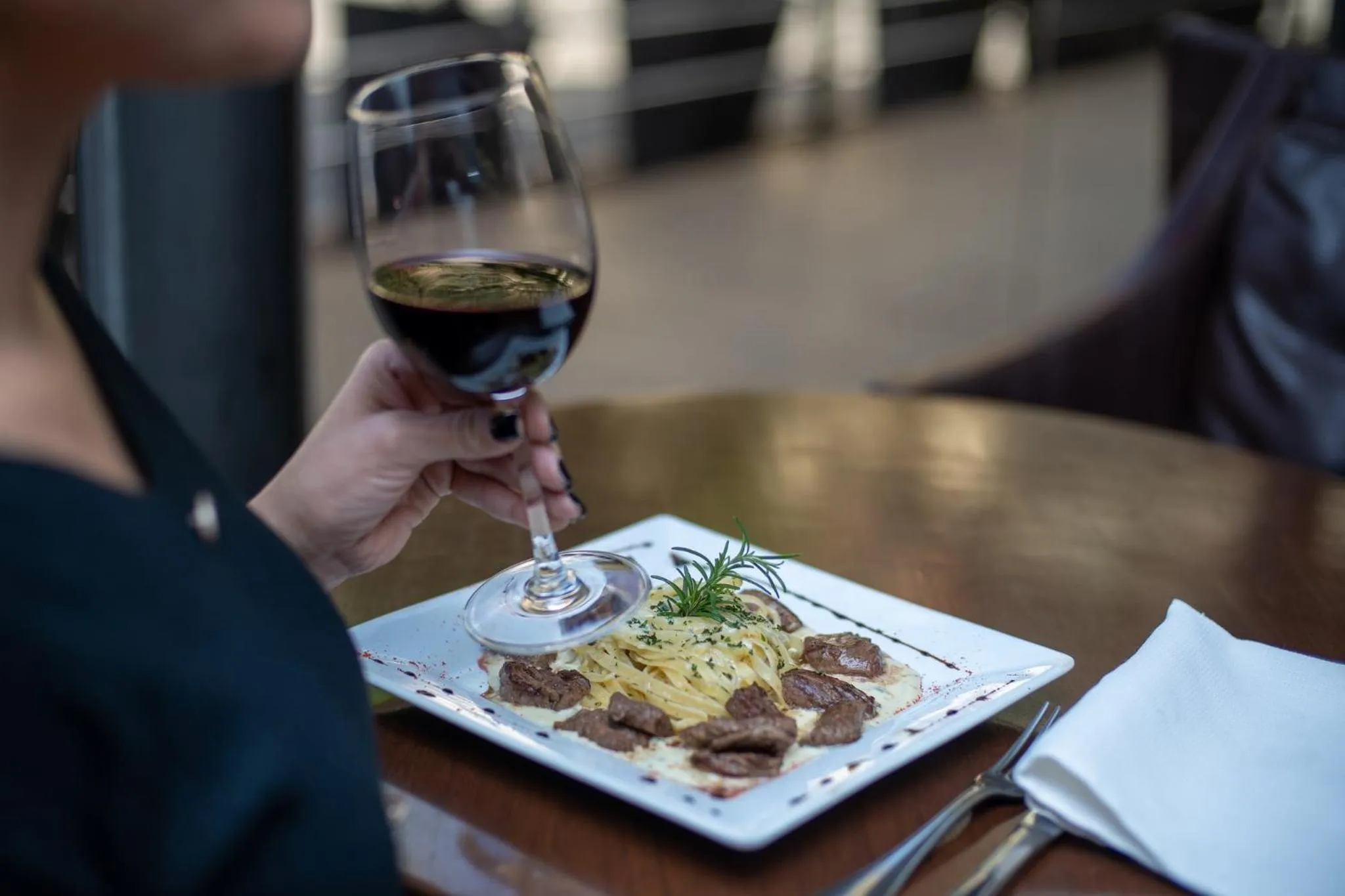 Lounge or bar in Crowne Plaza Asunción by IHG