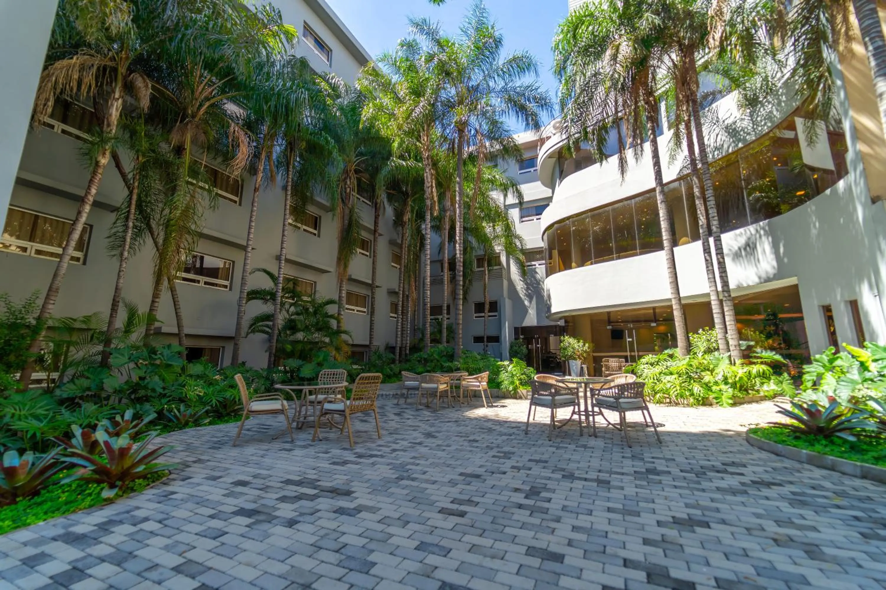 Garden in Crowne Plaza Asunción by IHG