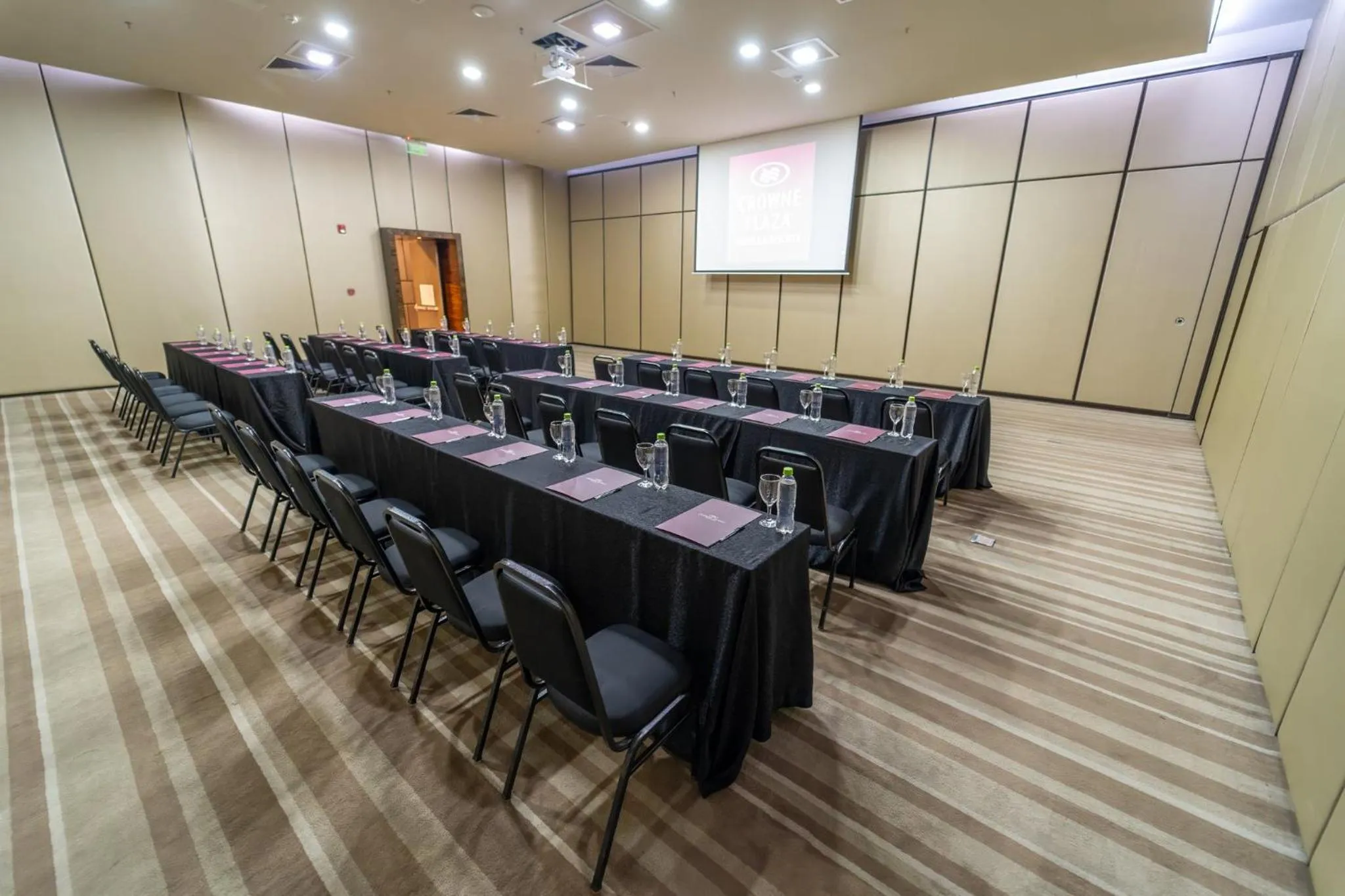 Meeting/conference room in Crowne Plaza Asunción by IHG