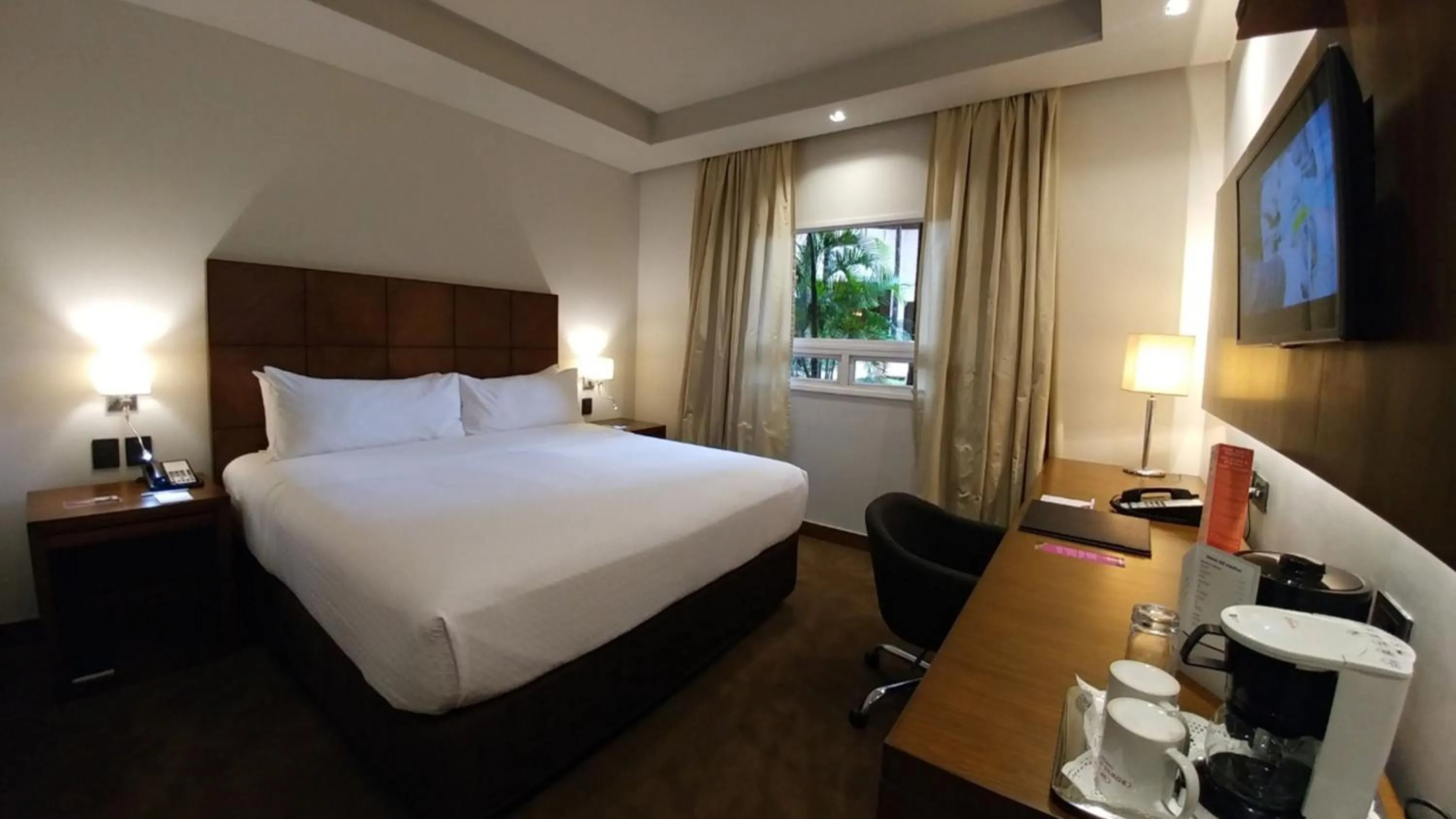 Photo of the whole room, Bed in Crowne Plaza Asunción by IHG