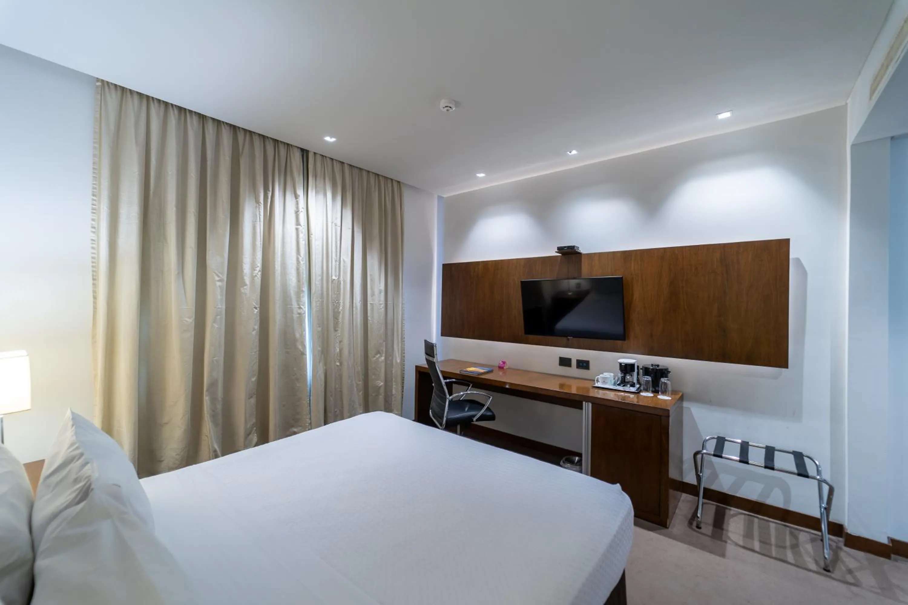 Photo of the whole room, Bed in Crowne Plaza Asunción by IHG