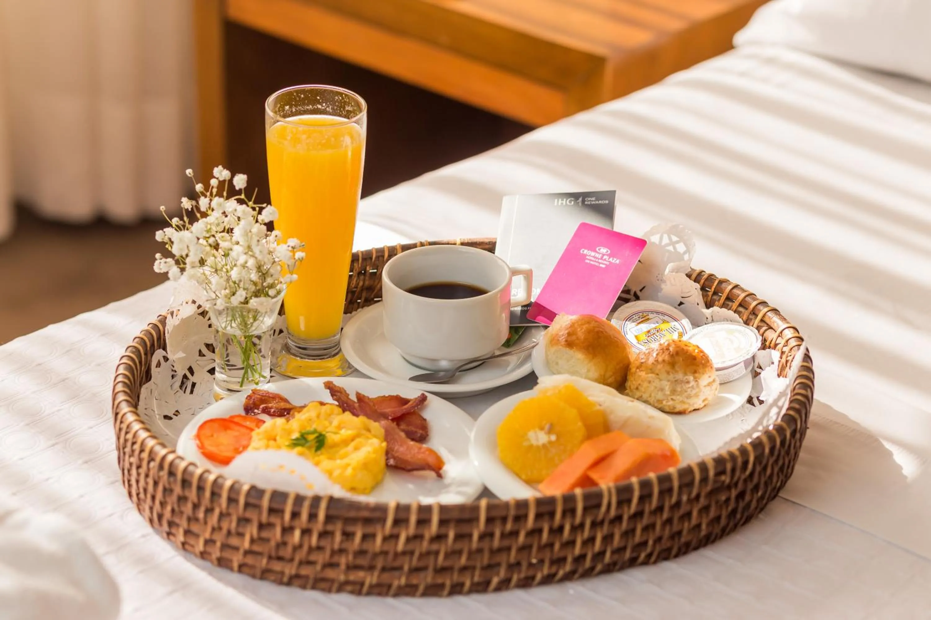 Food and drinks, Bed in Crowne Plaza Asunción by IHG