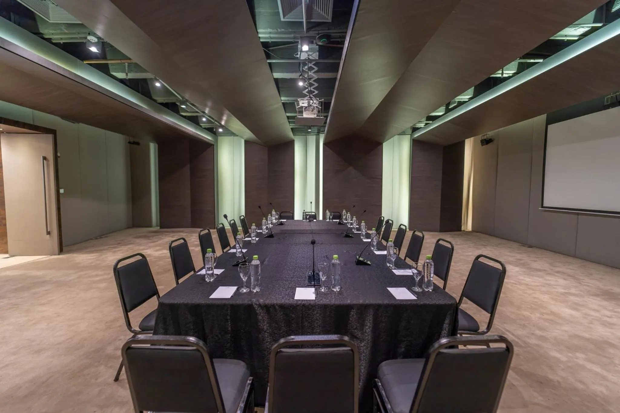 Meeting/conference room in Crowne Plaza Asunción by IHG