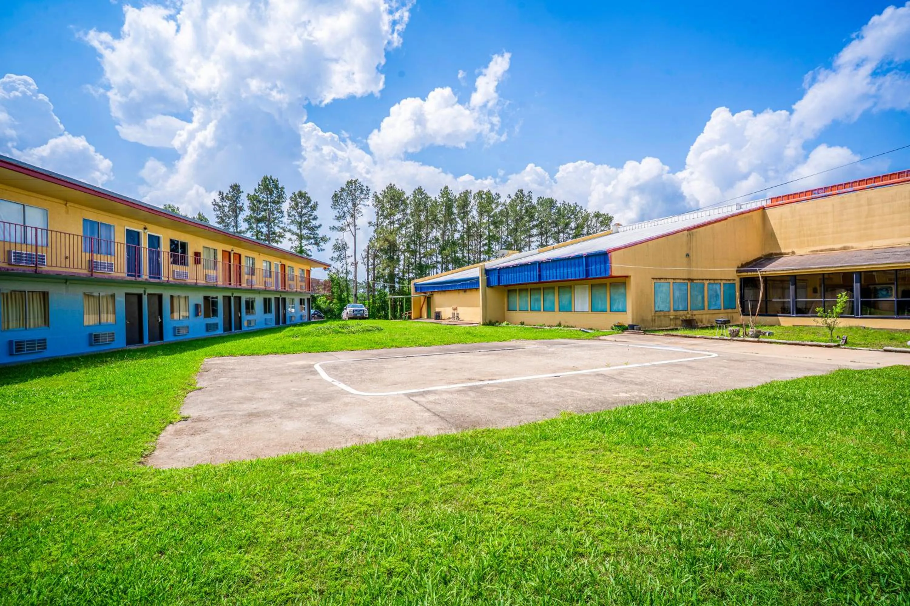 Property building in Economy Inn By OYO Livingston TX Hwy 59