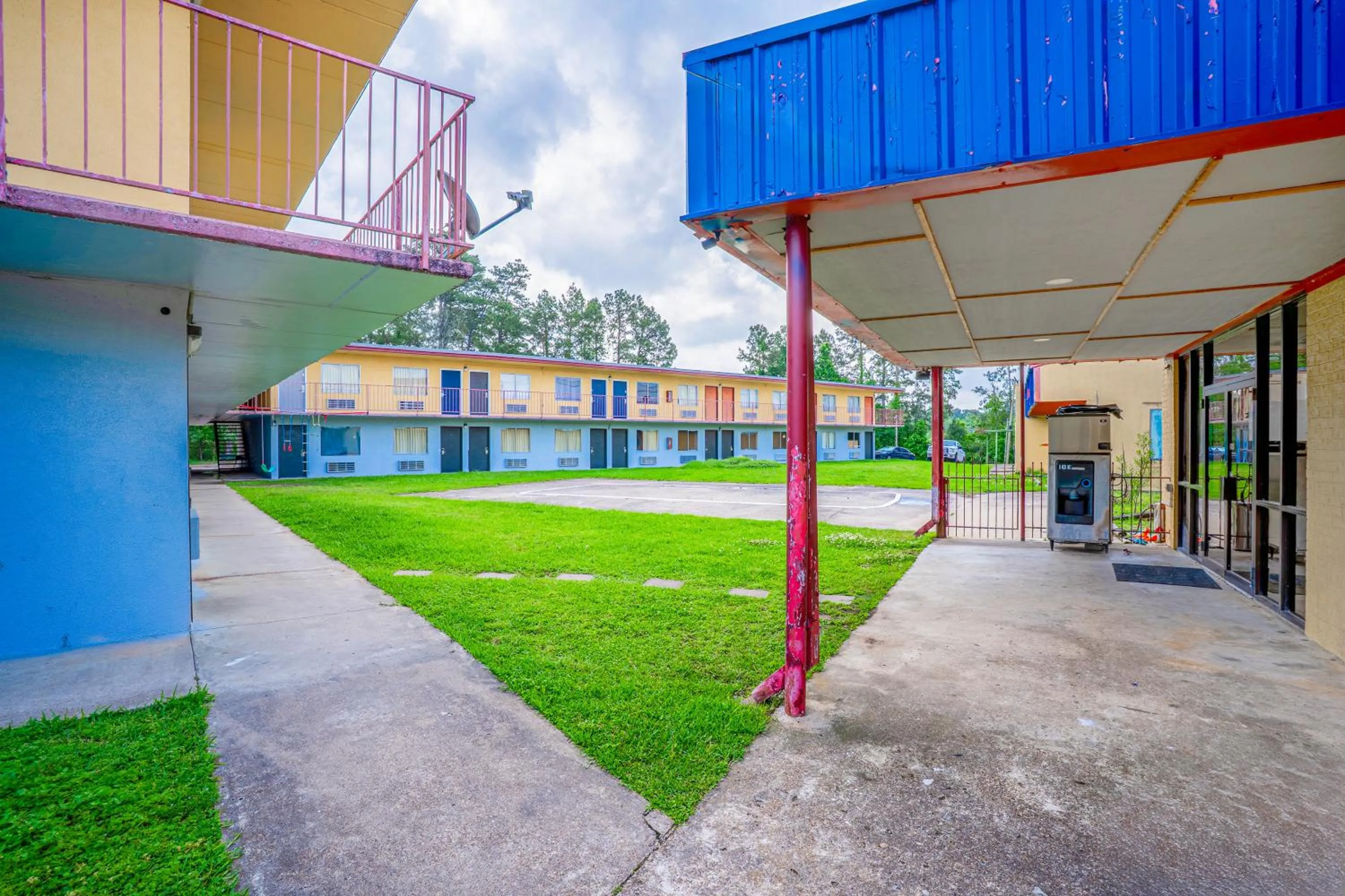 Property building in Economy Inn By OYO Livingston TX Hwy 59