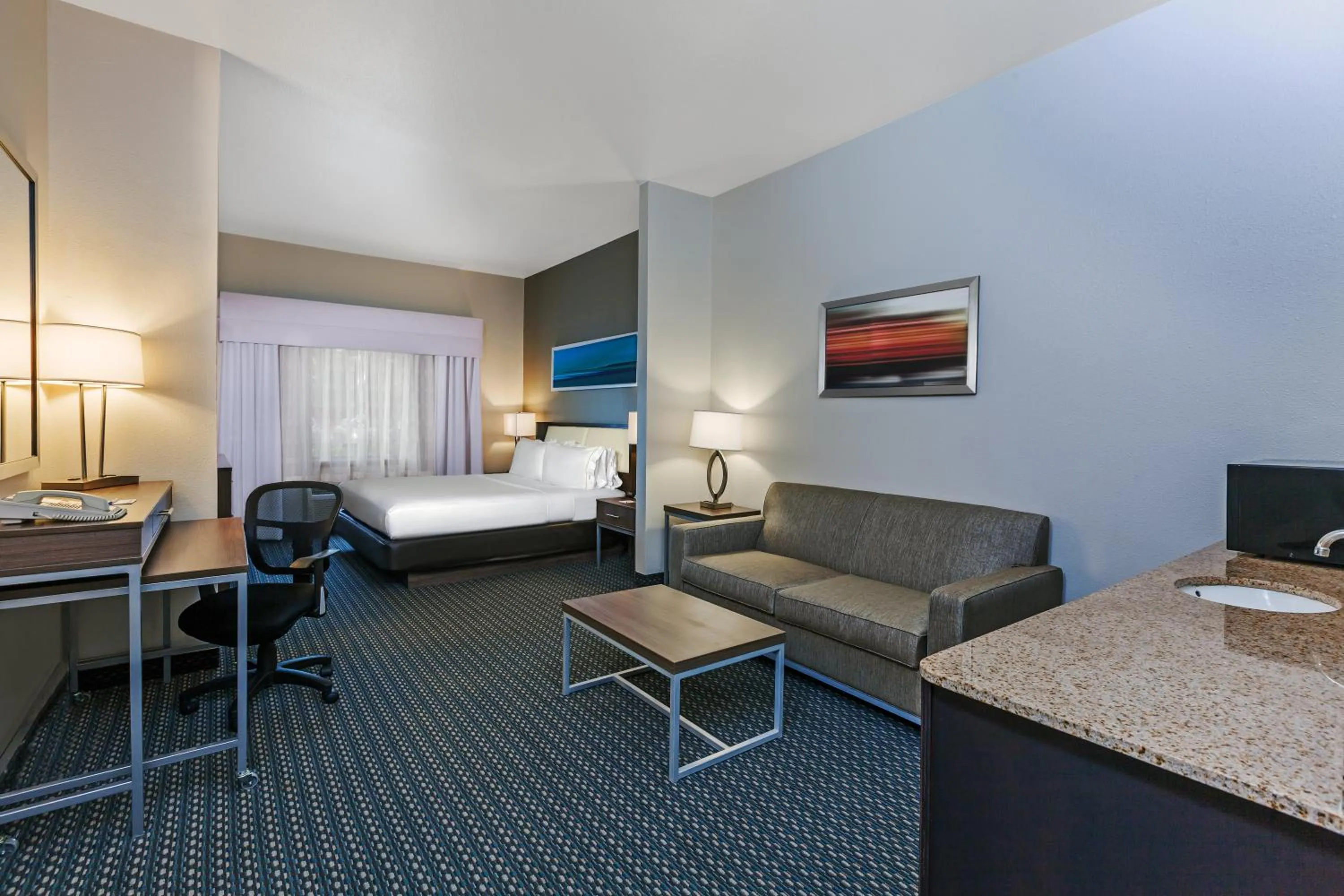 Photo of the whole room, Bed in Holiday Inn Express & Suites - Pharr by IHG
