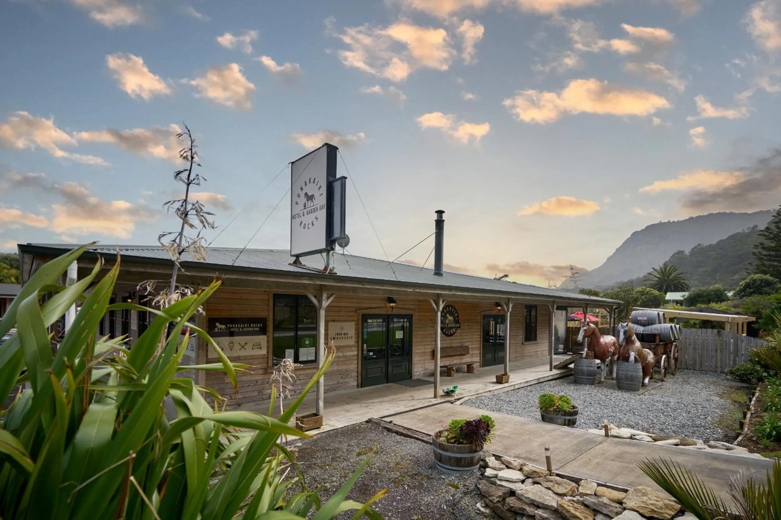 Punakaiki Rocks Hotel & Garden Bar