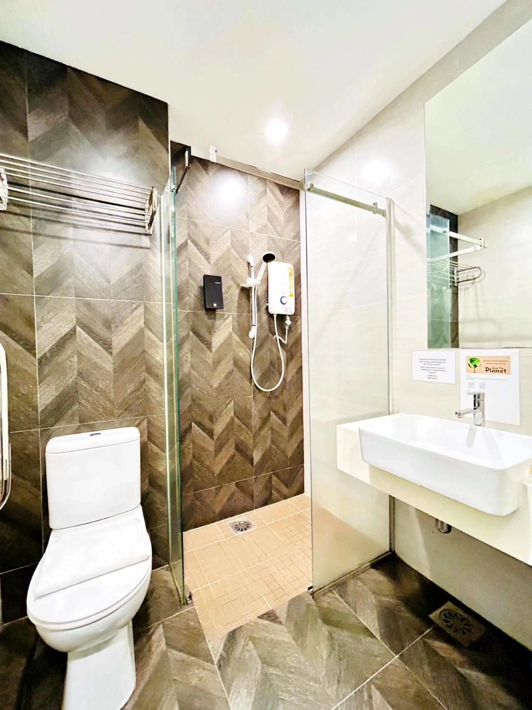 Toilet in Kino Hotel