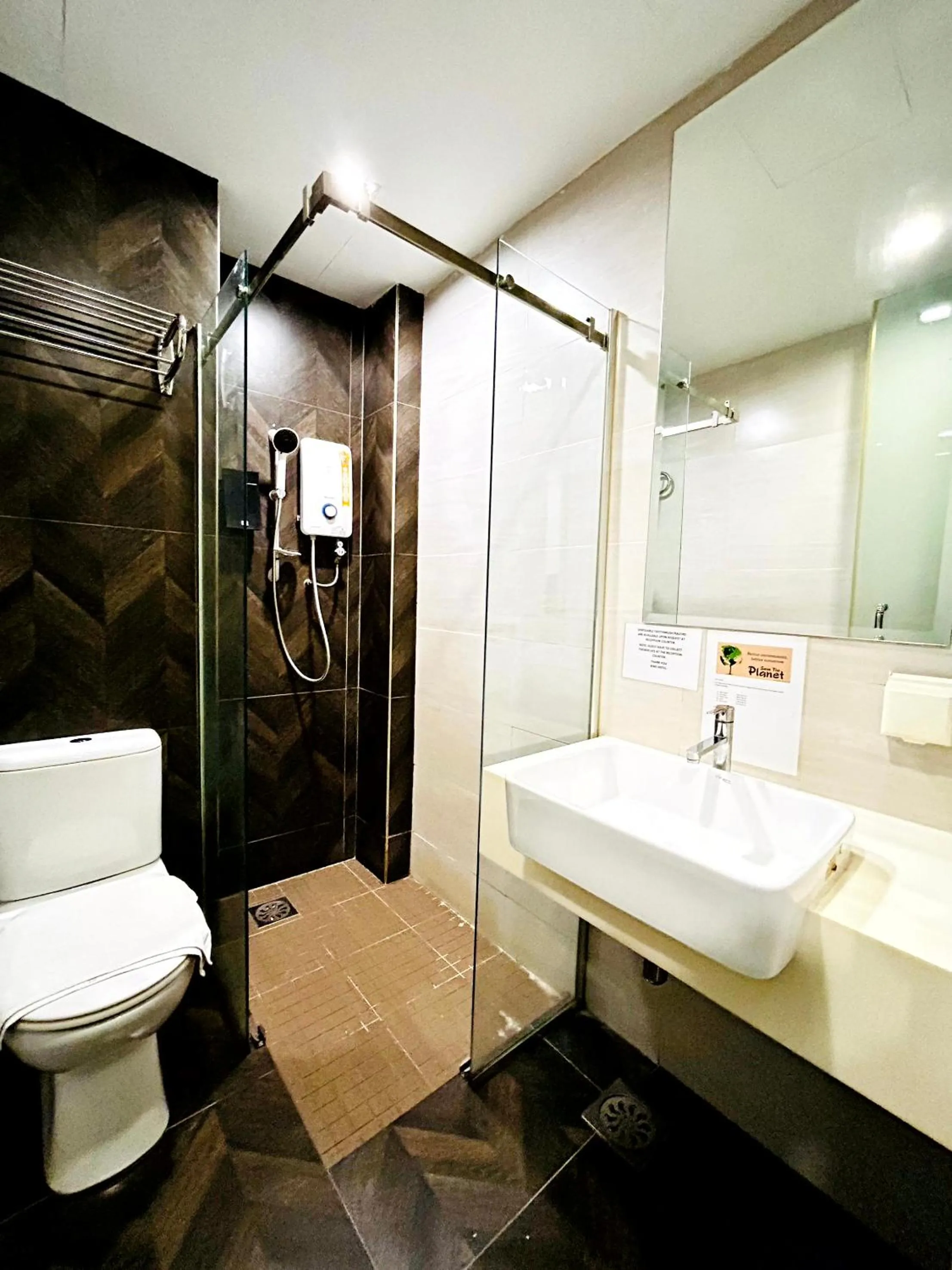 Toilet in Kino Hotel