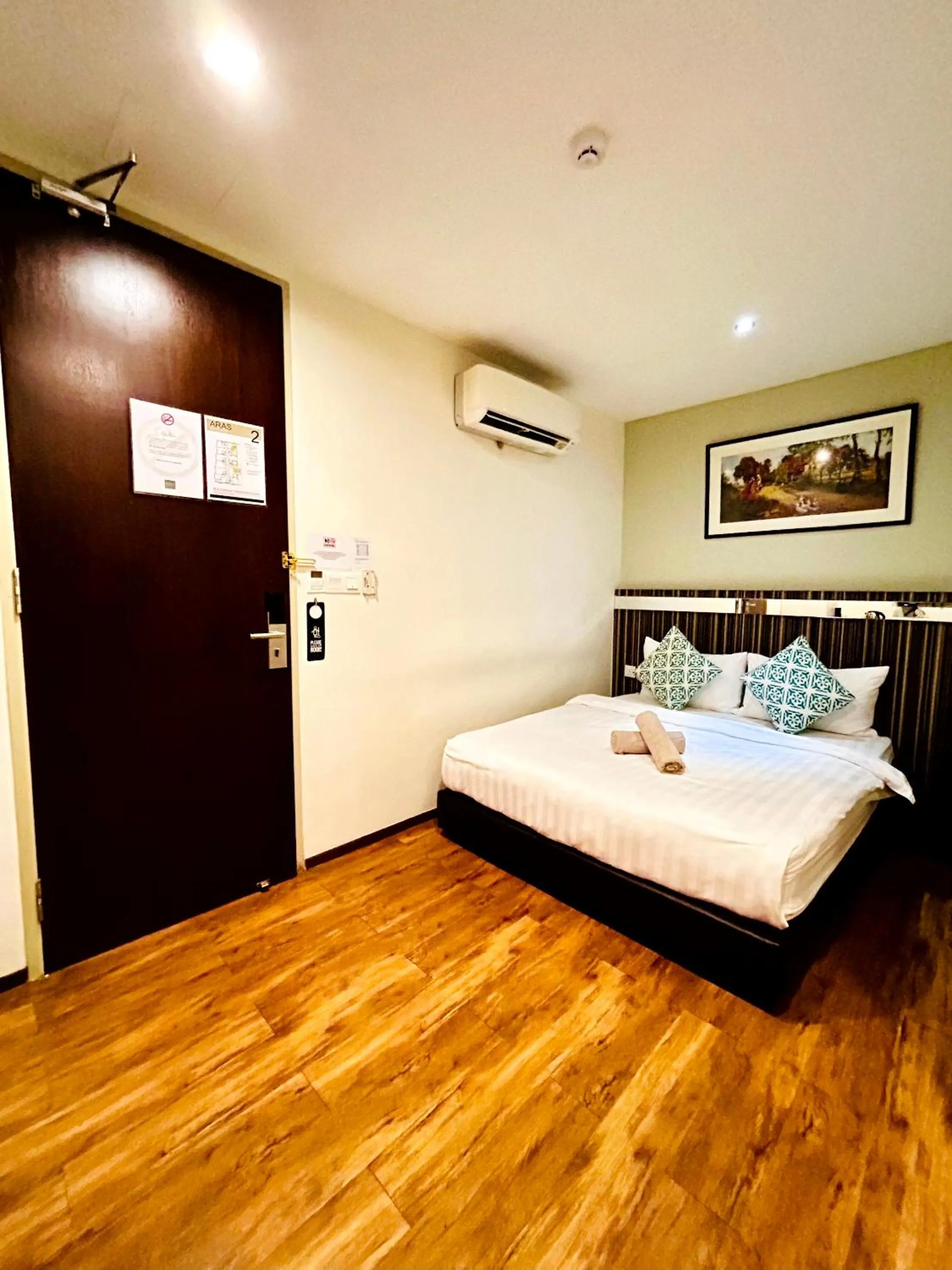 Photo of the whole room, Bed in Kino Hotel