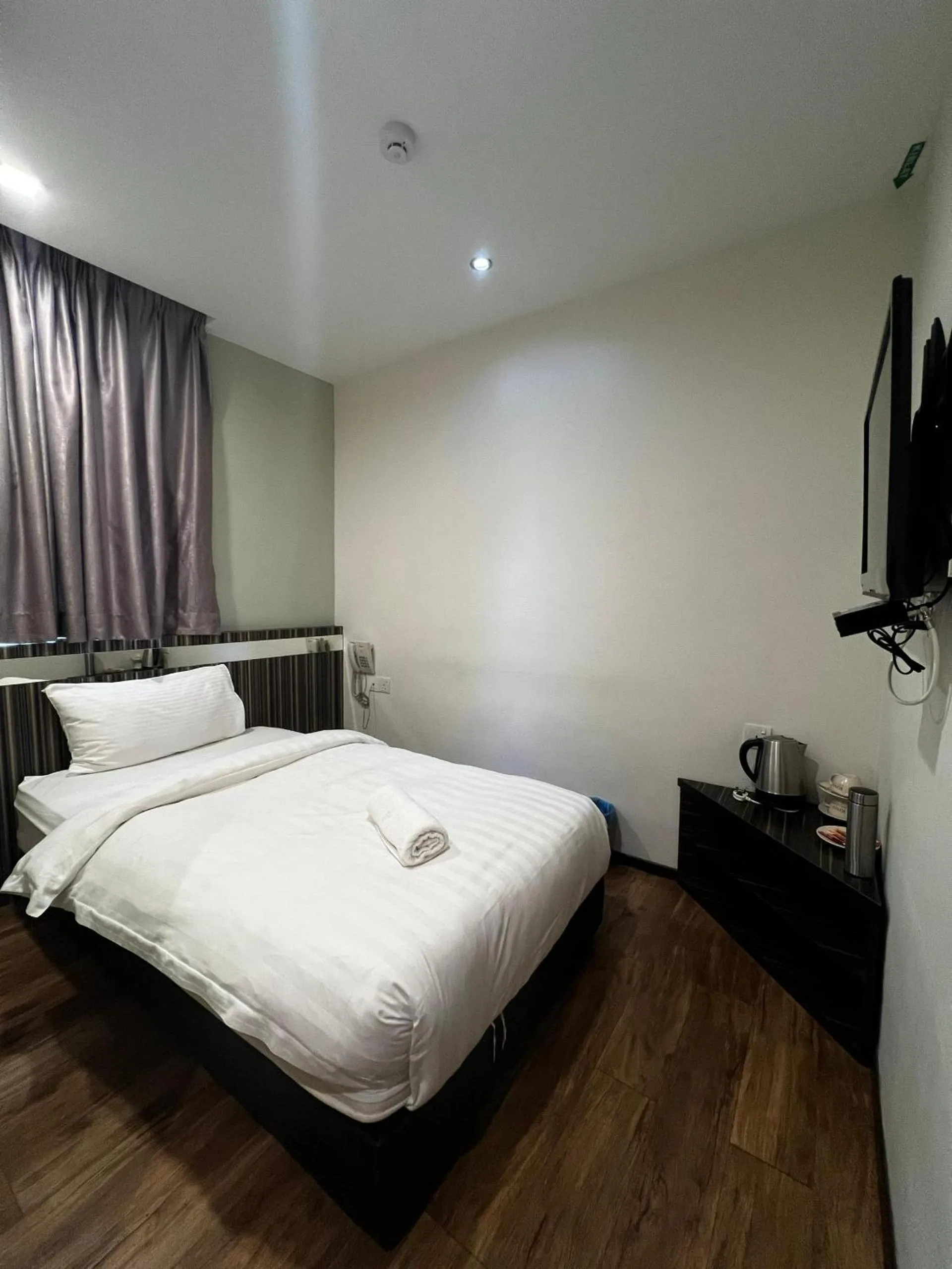 Bedroom, Bed in Kino Hotel